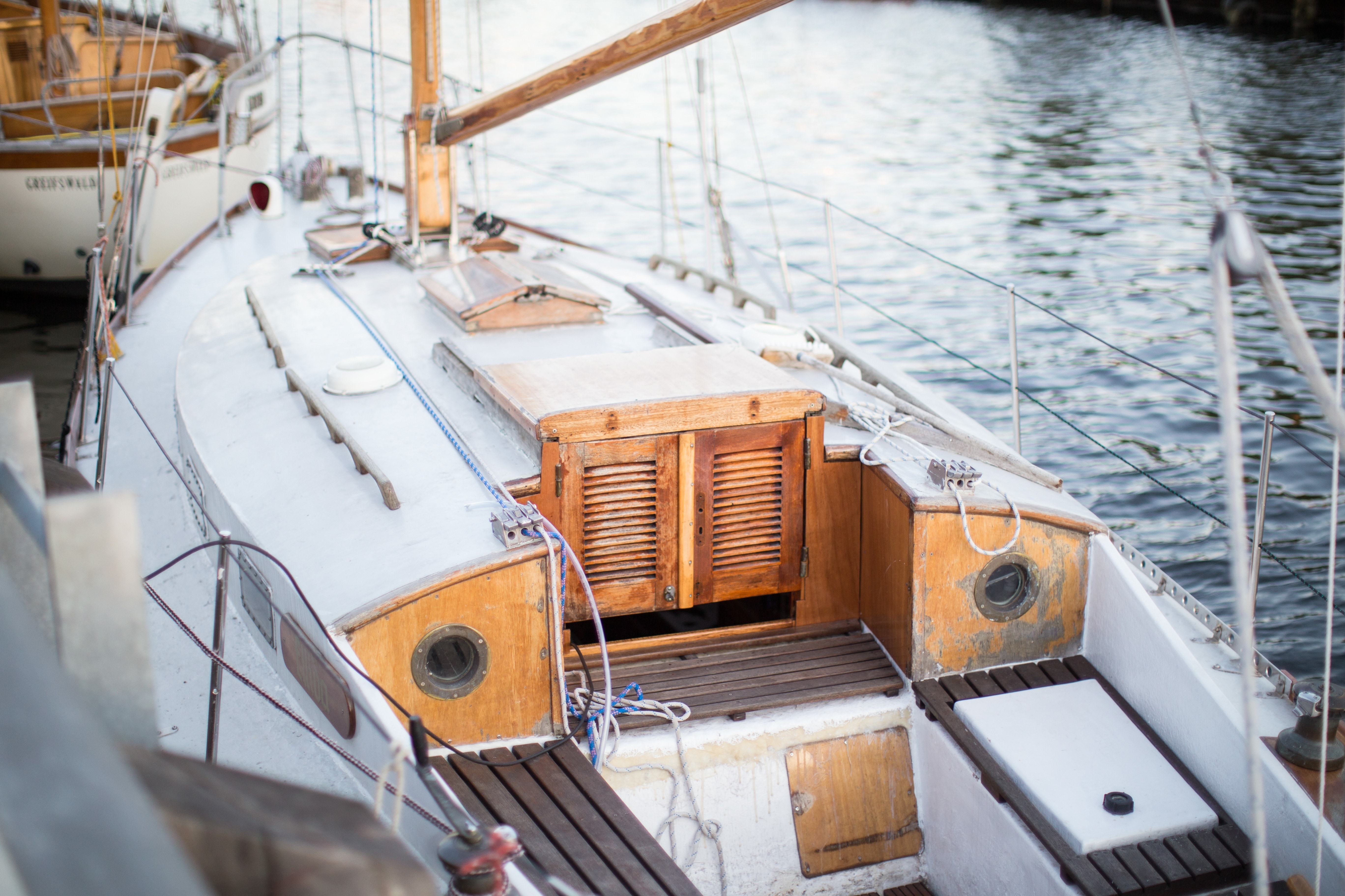 5472x3648 white ship deck free image