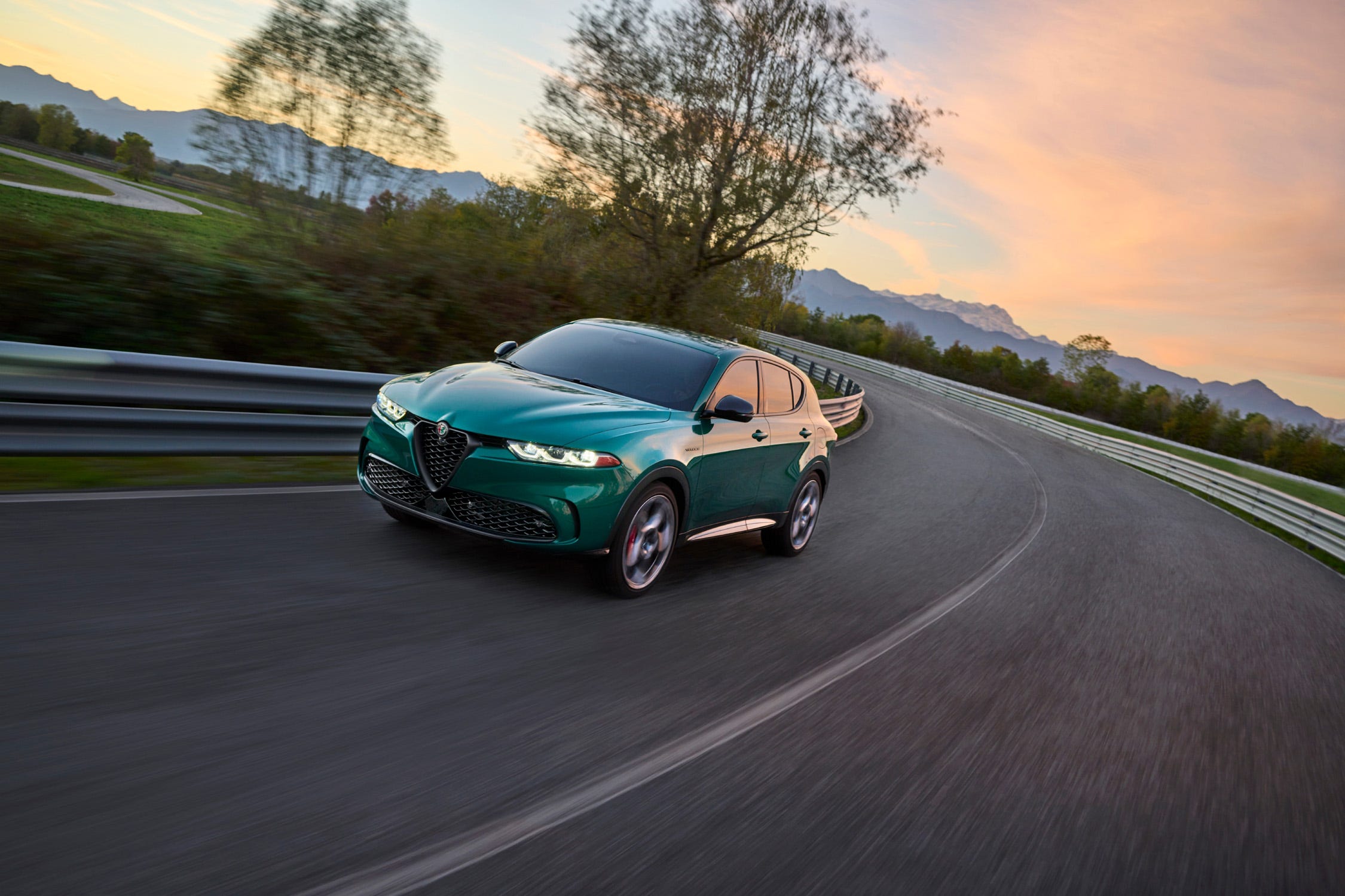 2250x1500 View Photo of the 2024 Alfa Romeo Tonale