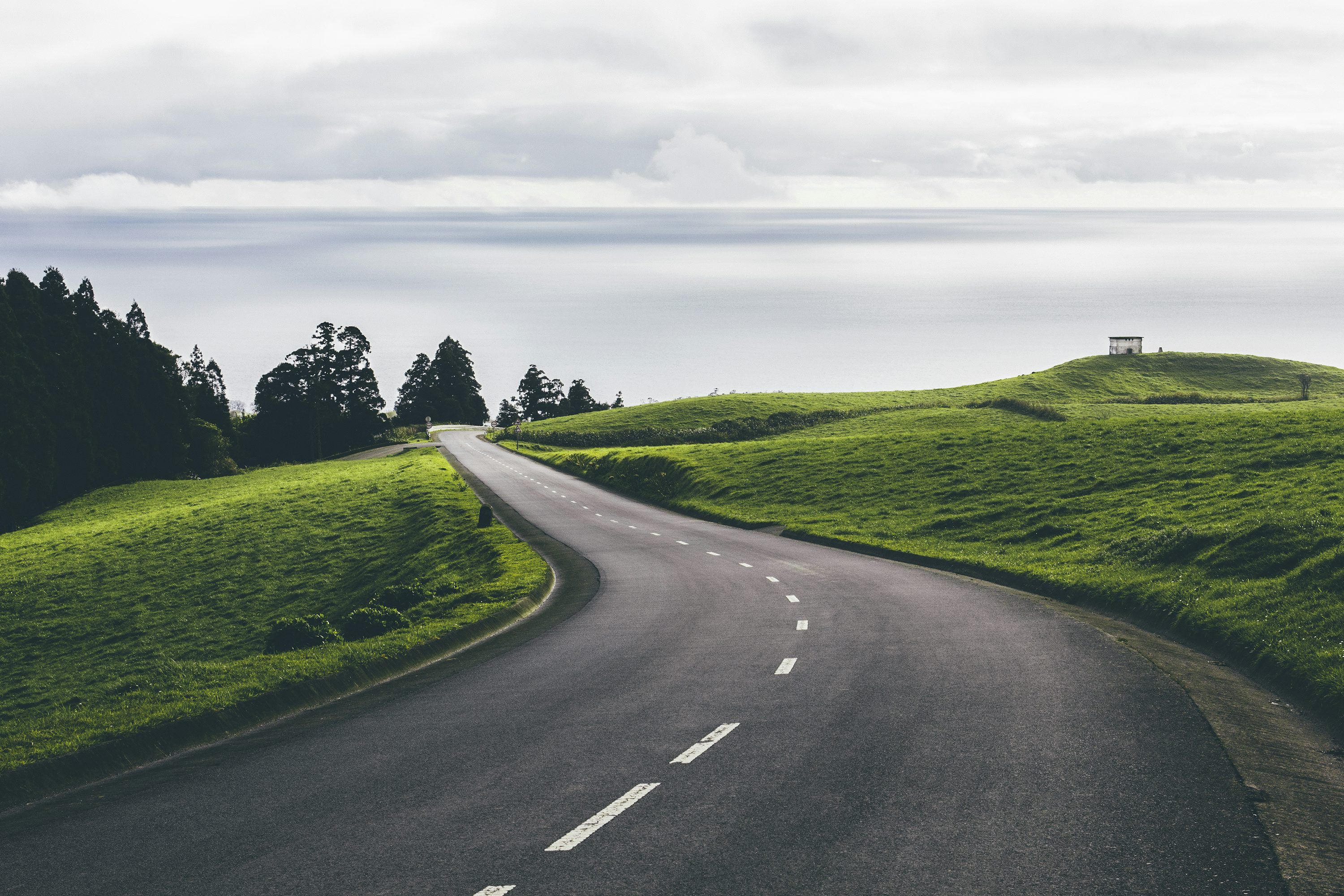 3000x2000 Narrow road photo