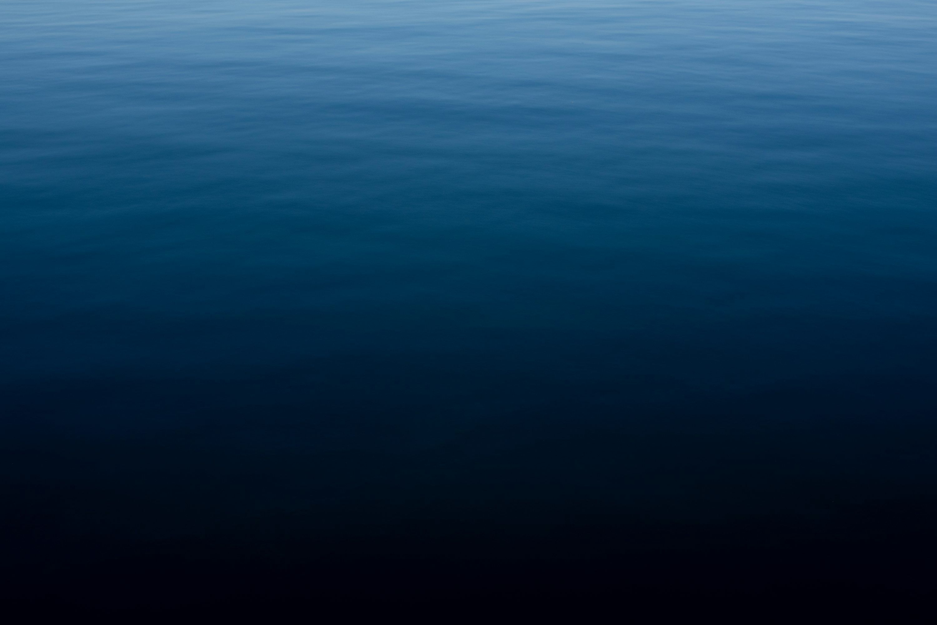 3000x2003 Deep blue ocean water with subtle ripples photo