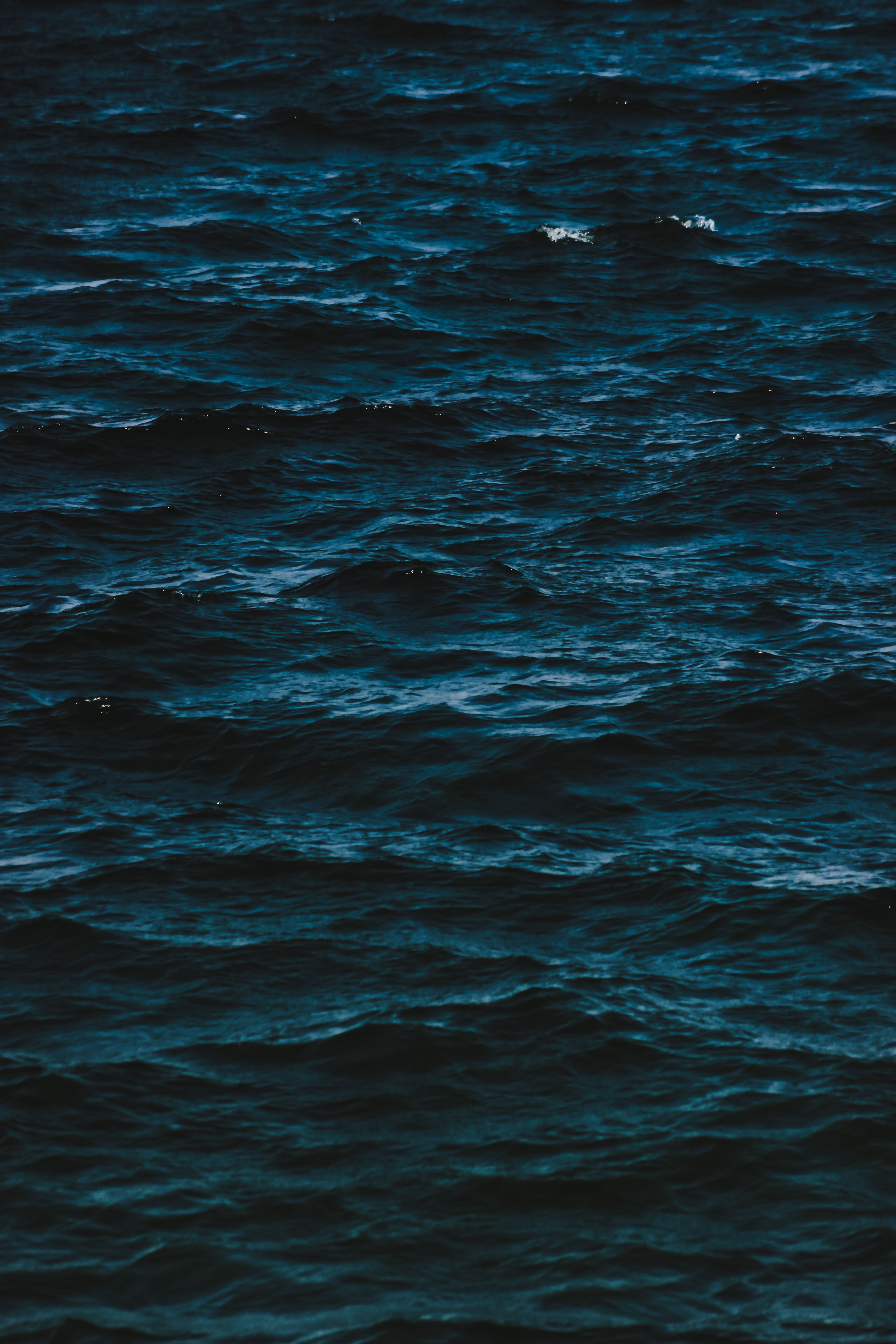 3456x5184 Wavy ocean with deep blue water · Free