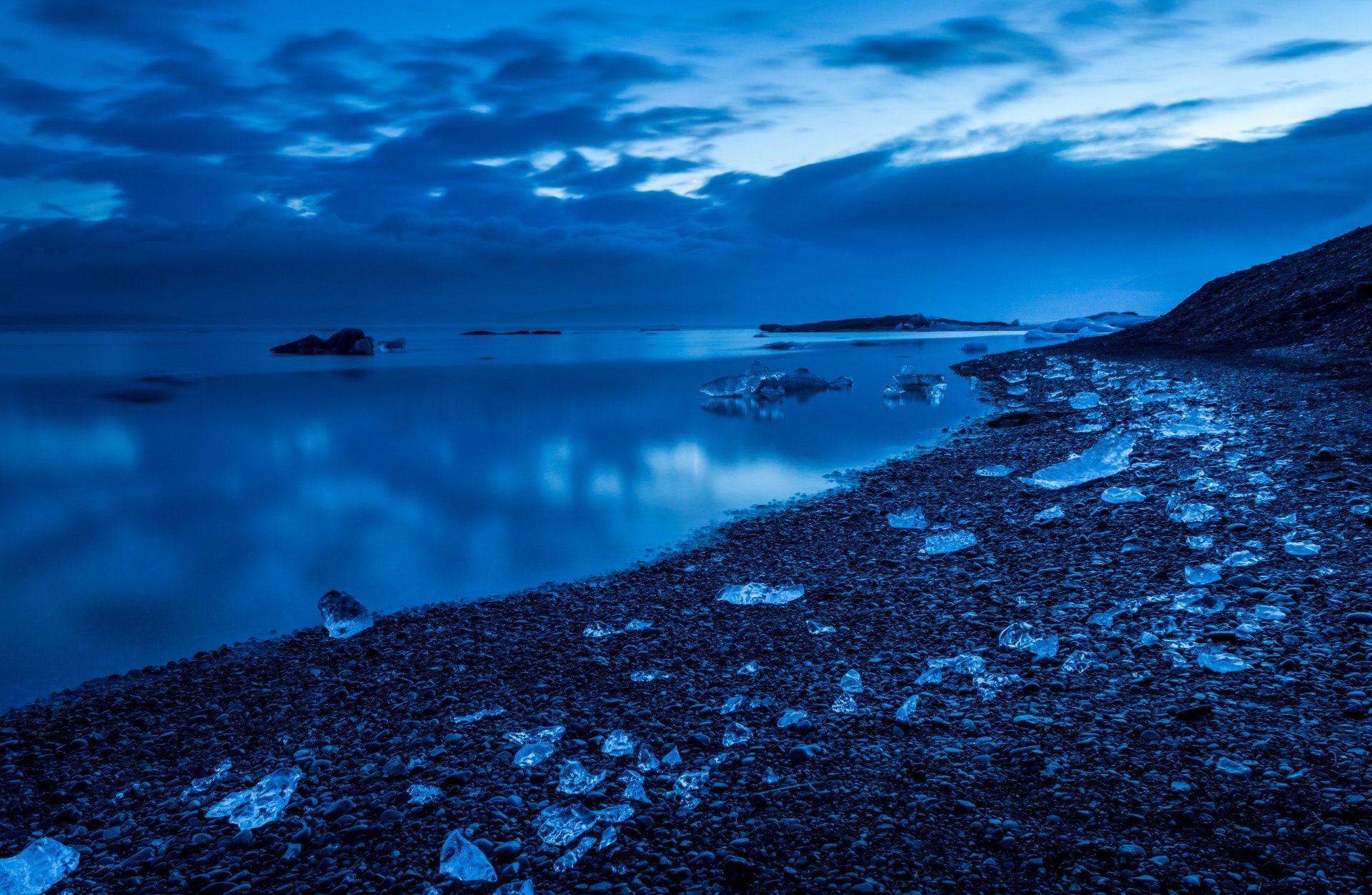 1920x1252 Glacial Blue Coastline at Night