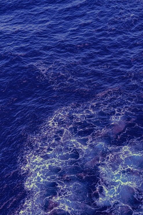 494x740 Pictureque Deep Blue Water Photo Free High Quality Picture