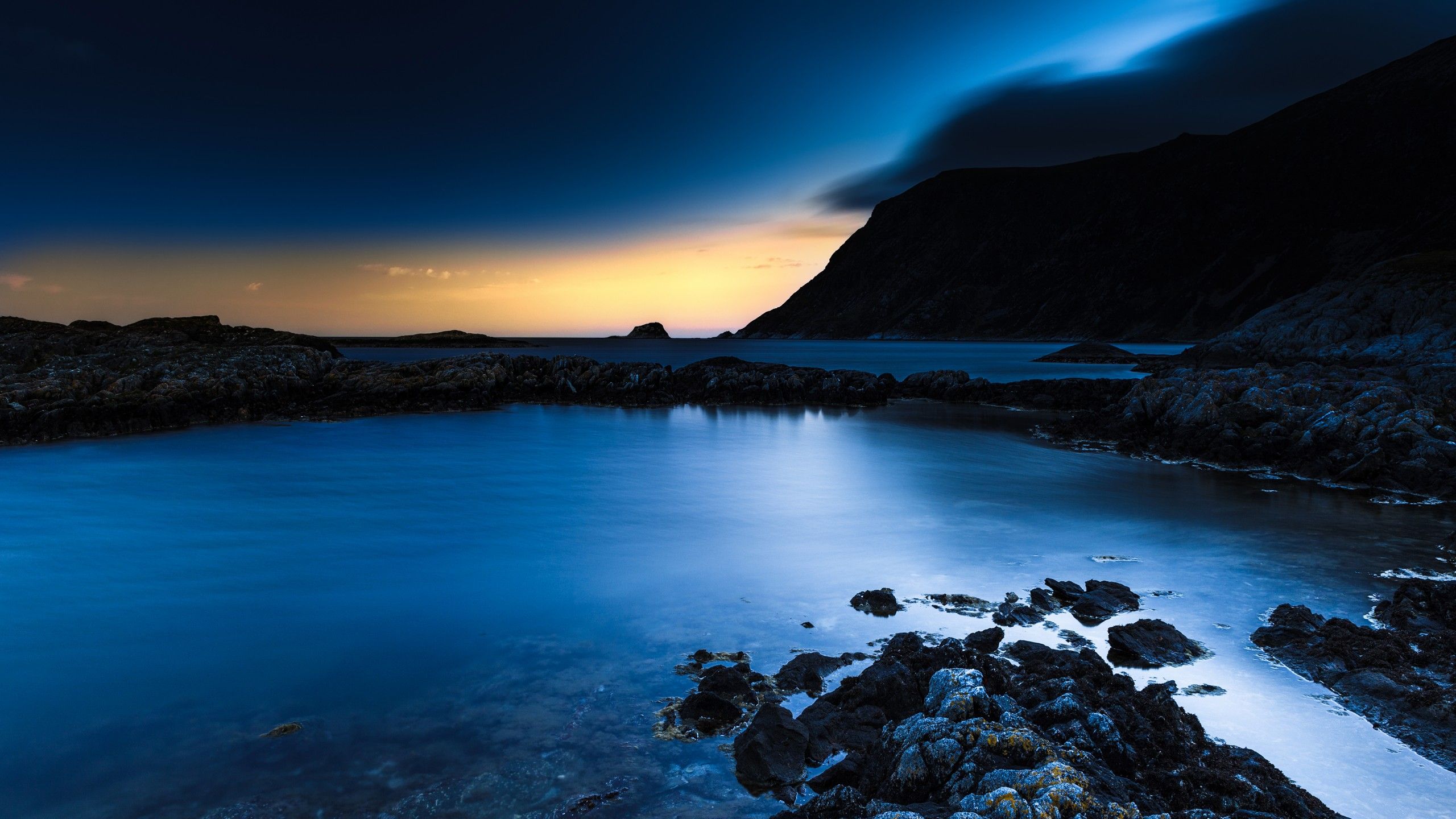 2560x1440 Deep Blue Night Beach 4K Wallpaper
