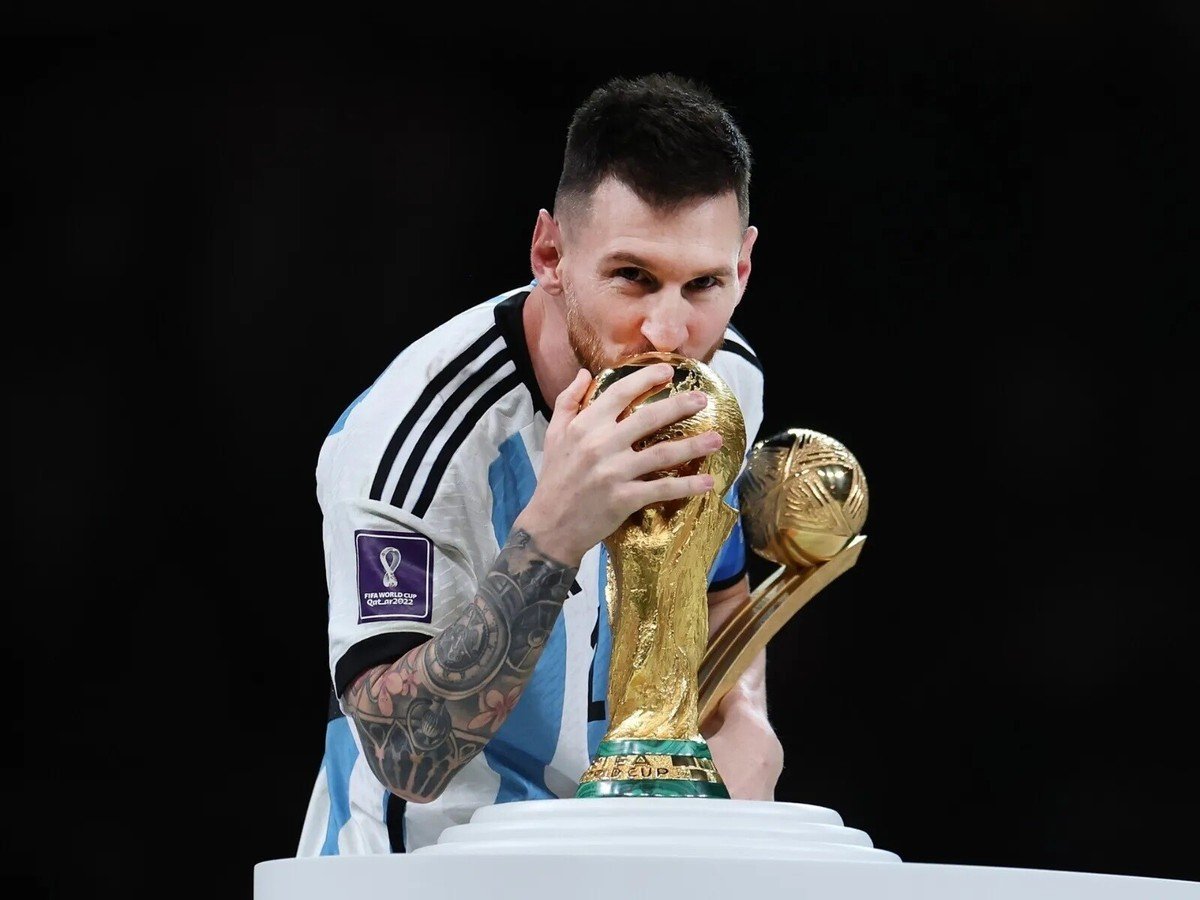 1200x900 Lionel Messi Argentina World Cup Champions Trophy Kissing 8x10 PHOTO PRINT