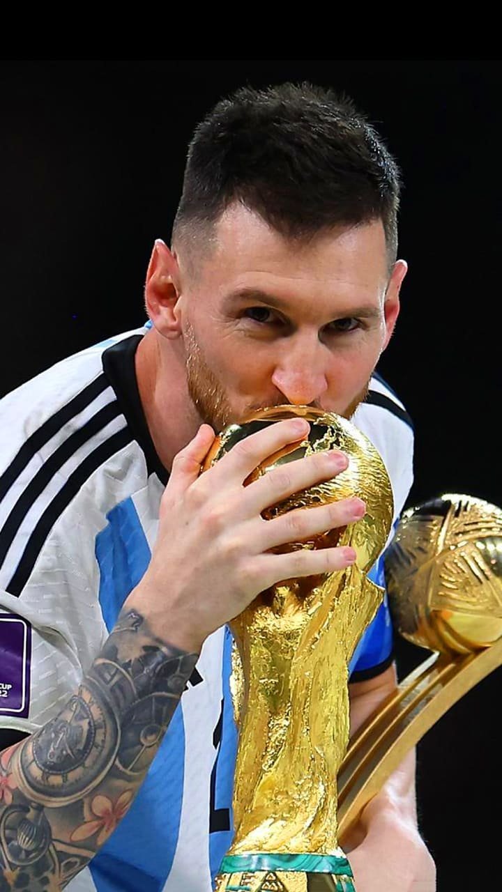 720x1280 Messi Kissing World Cup Wallpaper