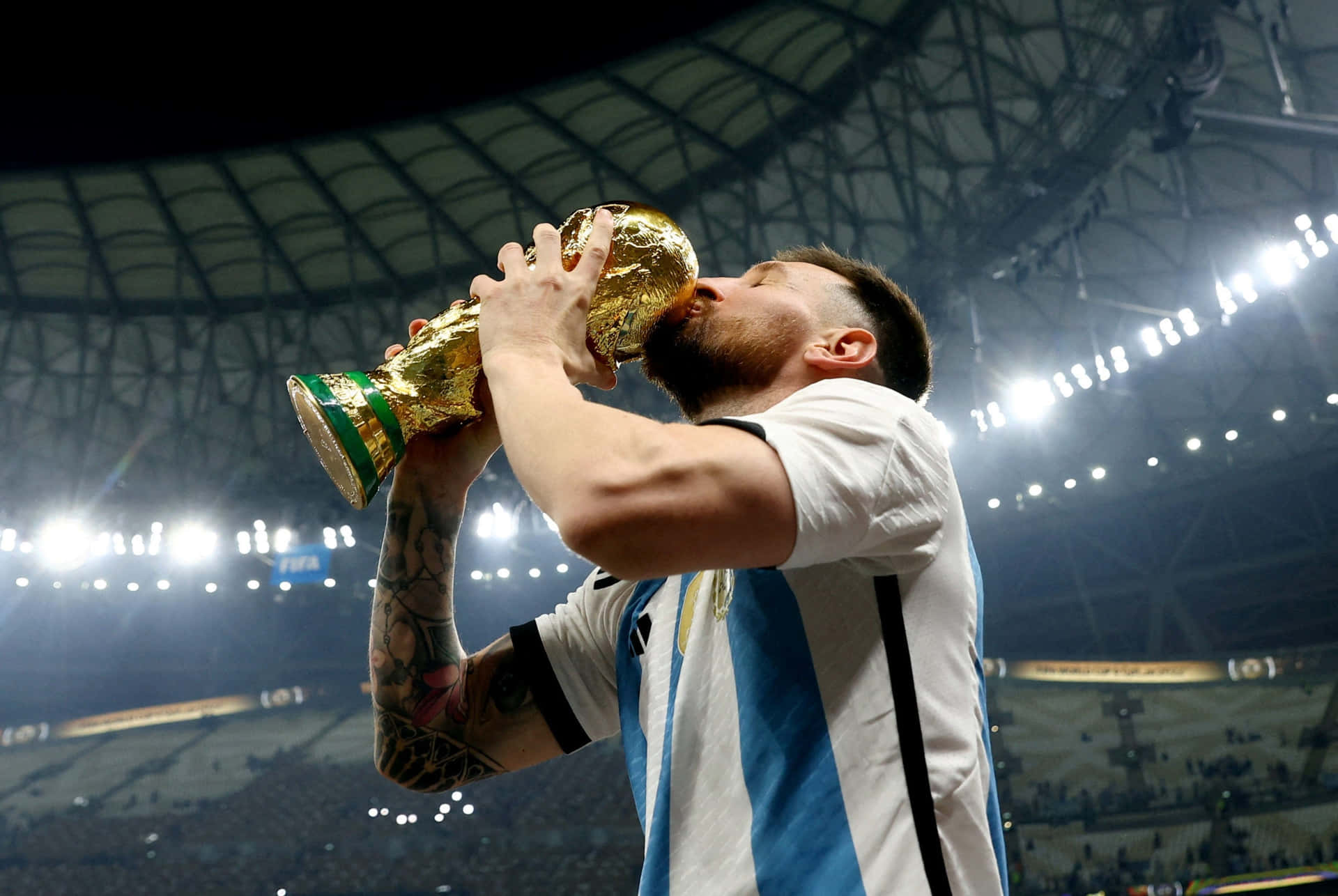 1920x1286 Download Lionel Messi Kissing World Cup Trophy Wallpaper