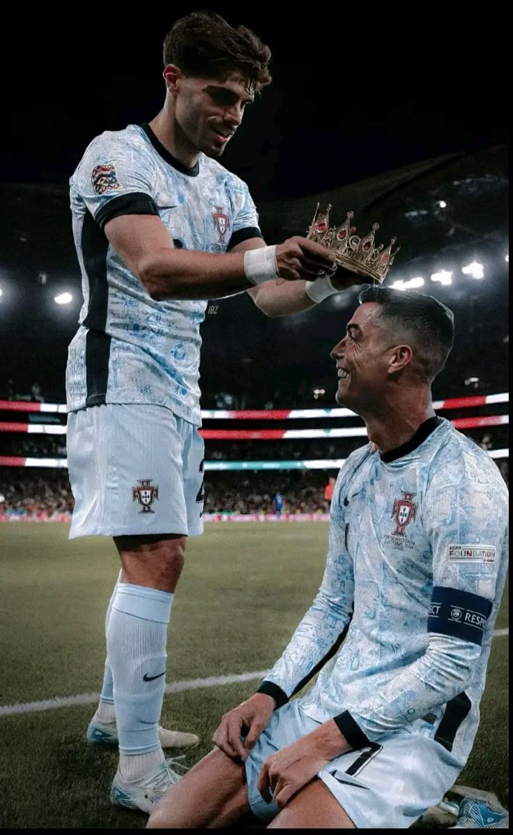 736x1197 pedro neto puts the crown on cristiano ronaldo