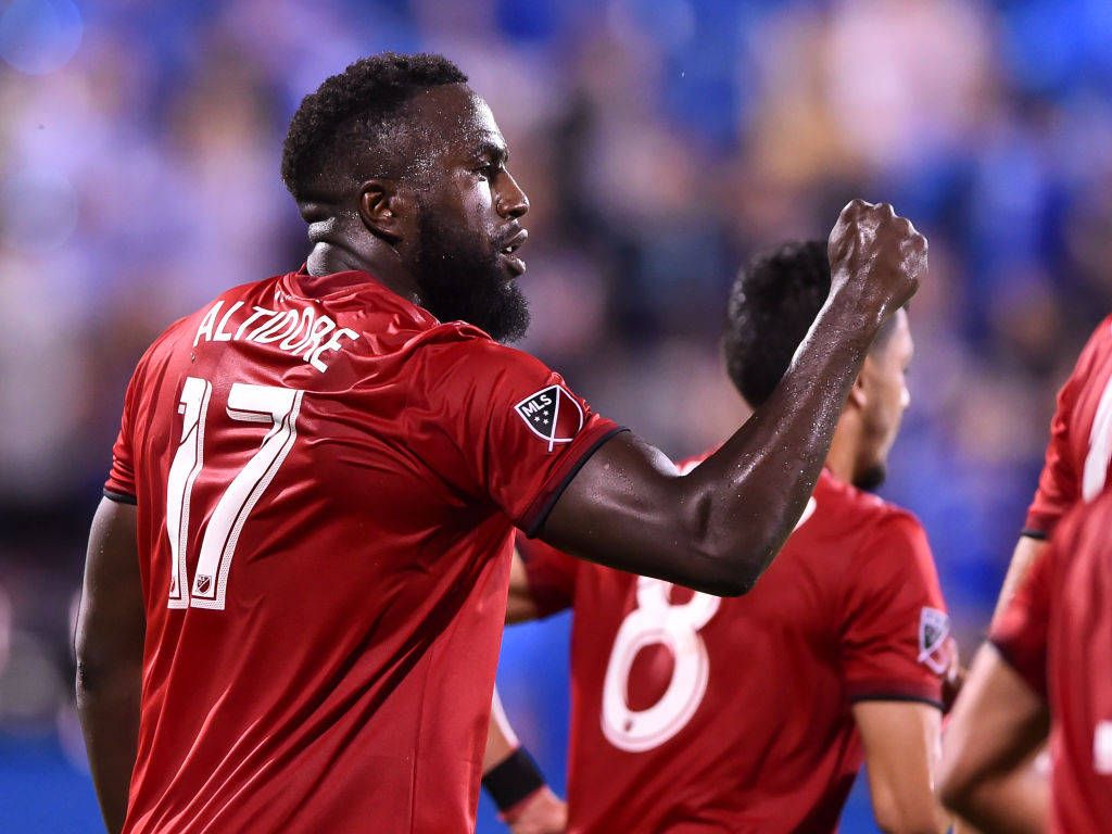 1024x768 Download Jozy Altidore Celebrating a Goal with a Fist Pump Wallpaper