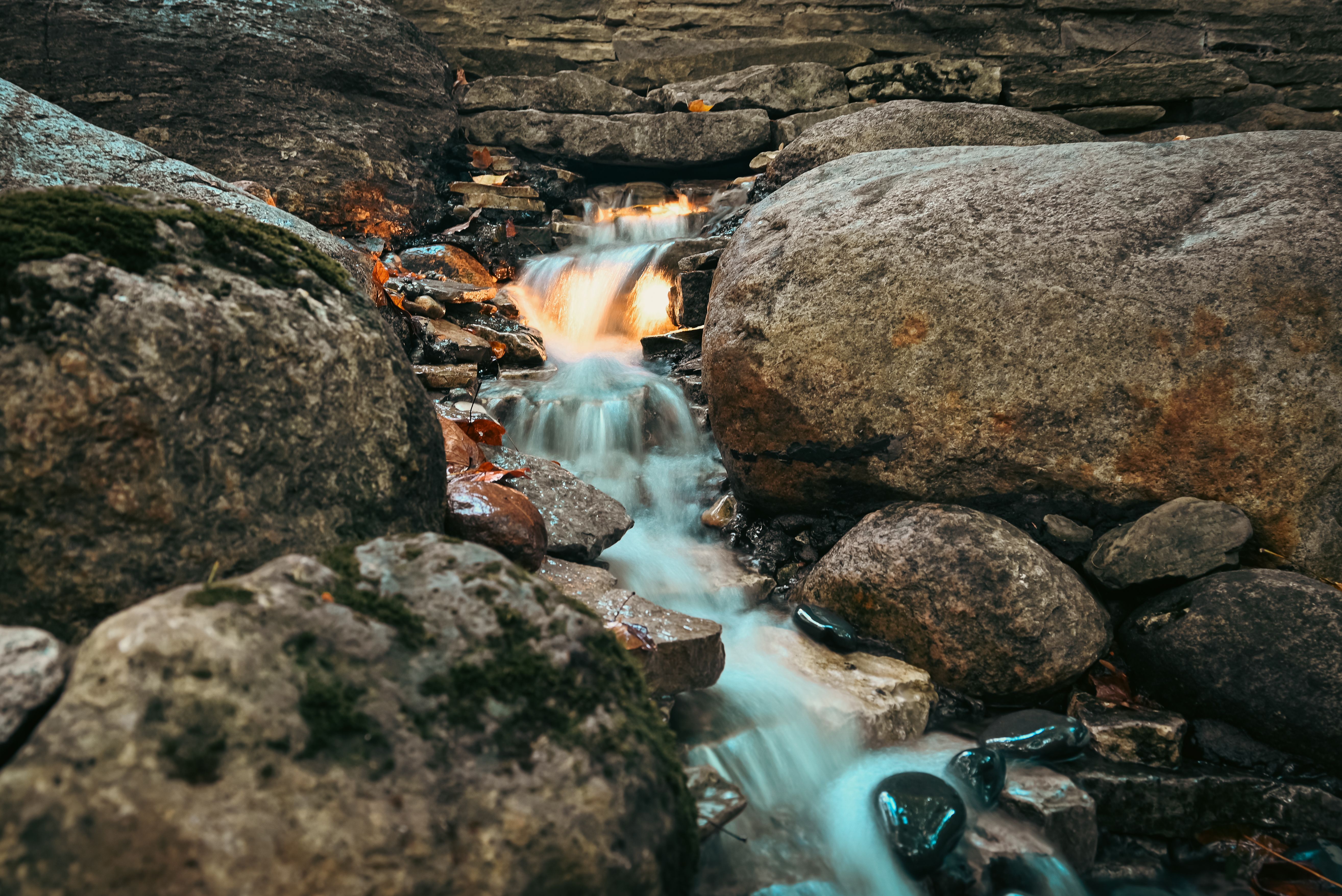 5258x3510 Close up of Flowing Water in Stream · Free