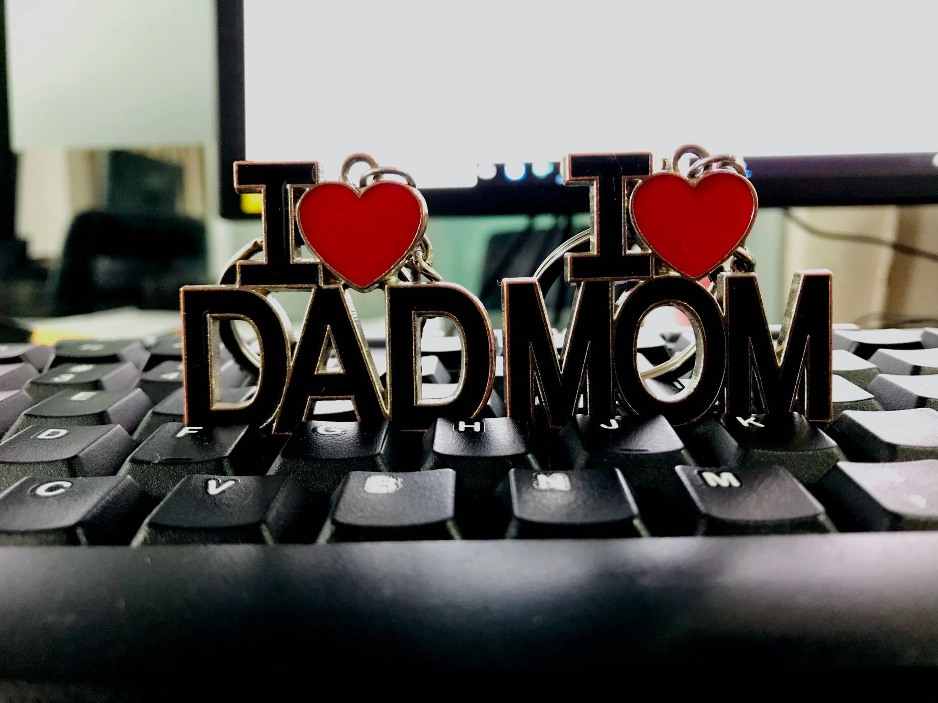 1920x1440 Download Mom And Dad Keychains Wallpaper