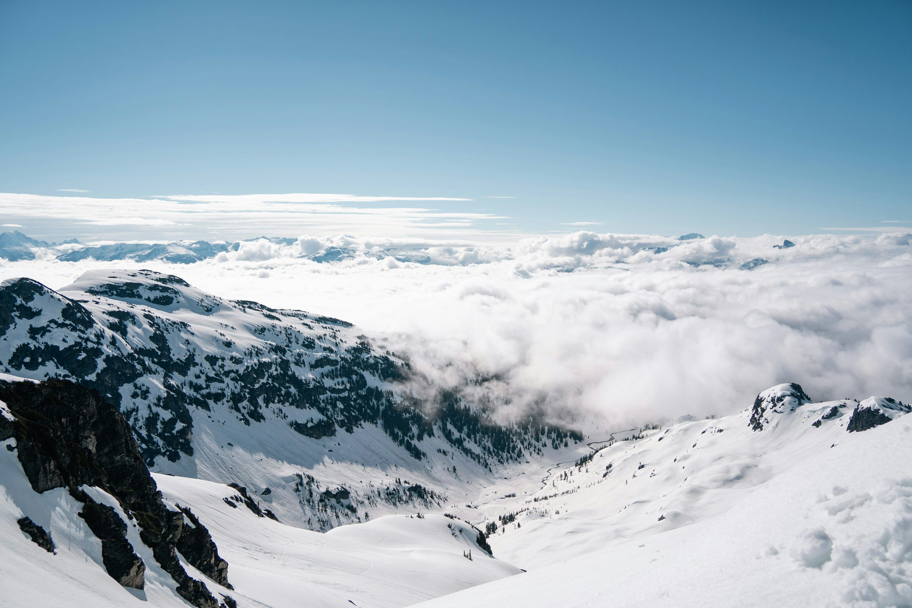 3000x2000 A snowy mountain top photo