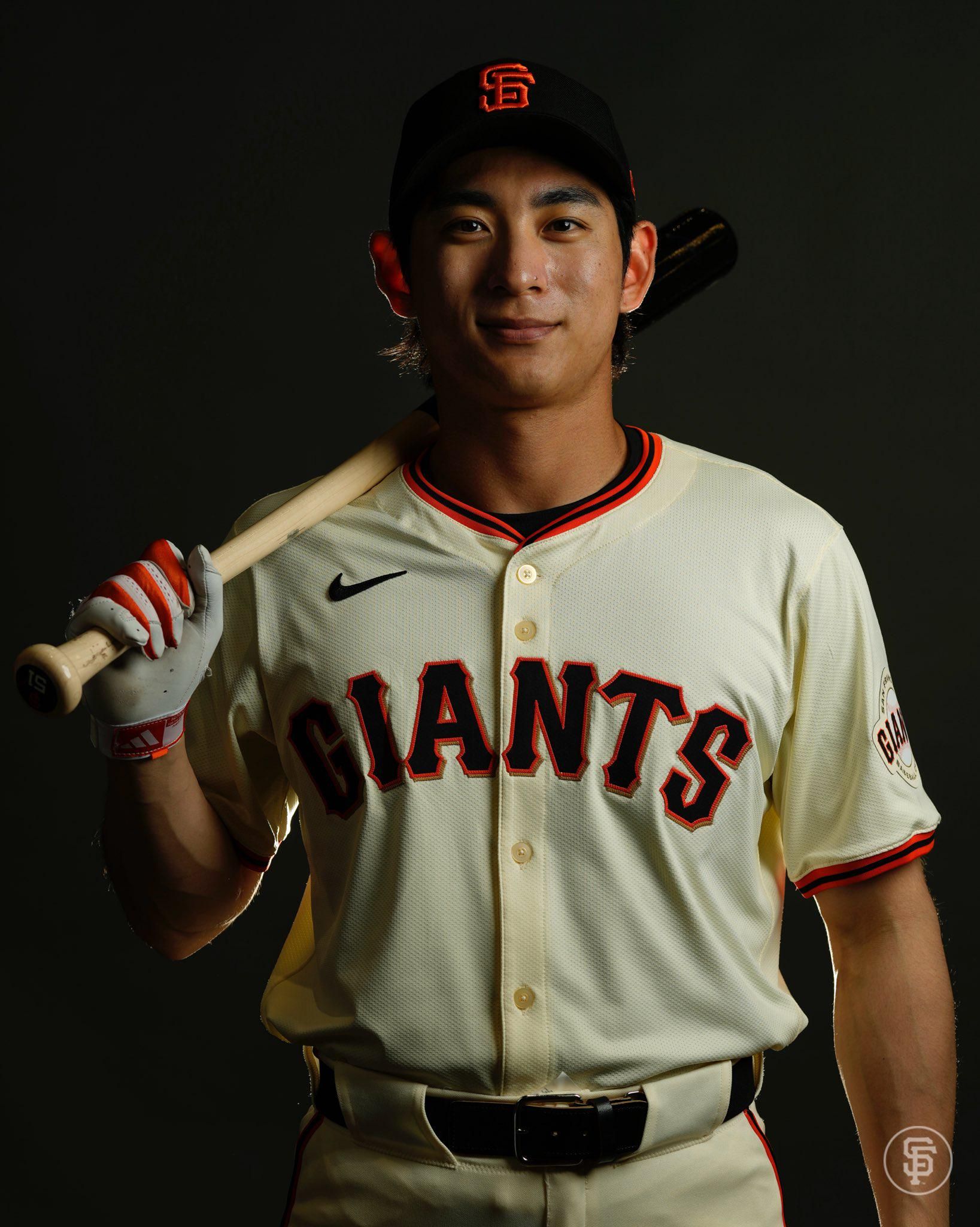 1637x2048 Jung Hoo Lee in his home uniform at his first Photo Day