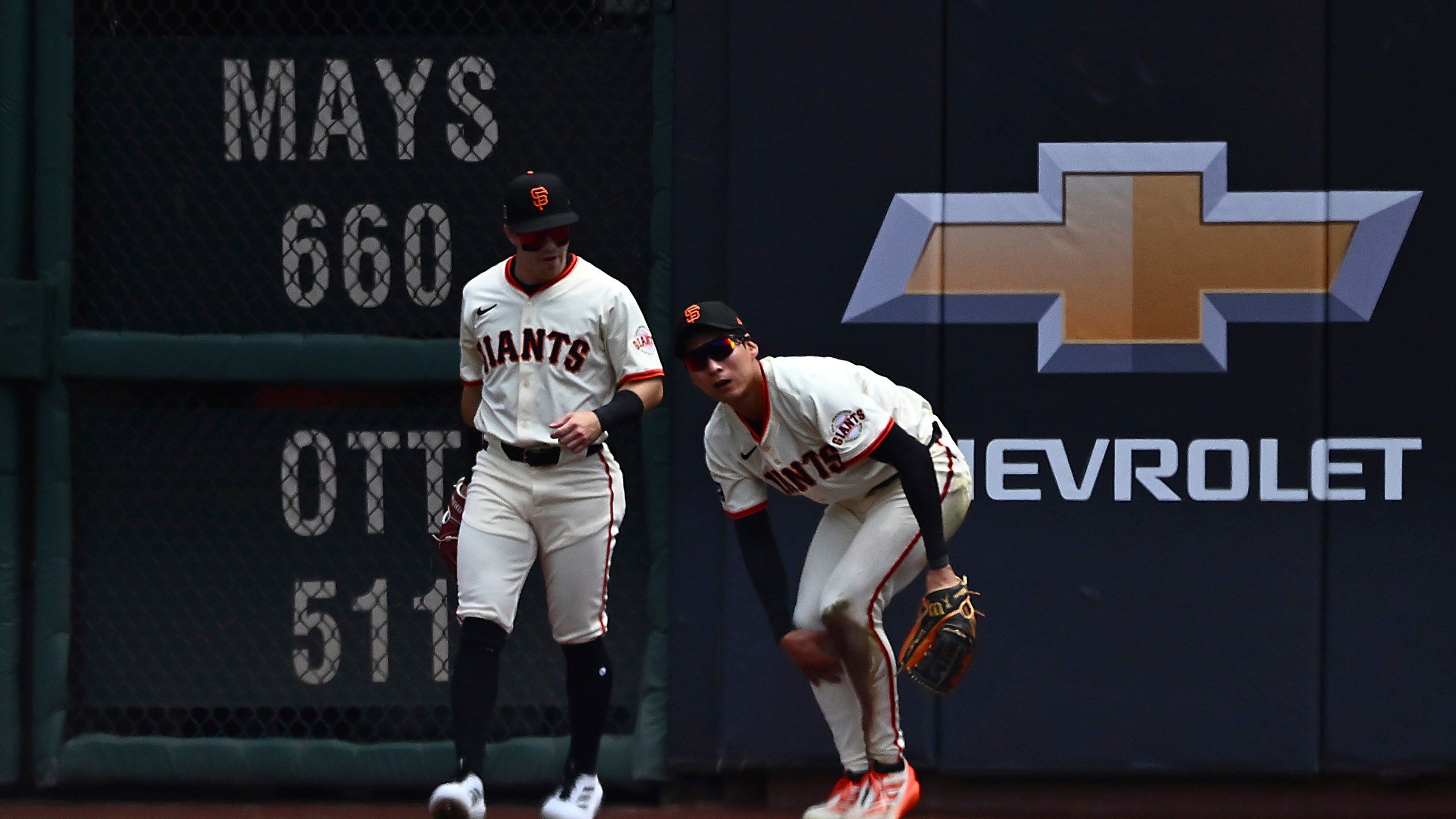 2560x1440 Giants' Jung Hoo Lee makes catch off glove, thigh and calf before pinning baseball between knees
