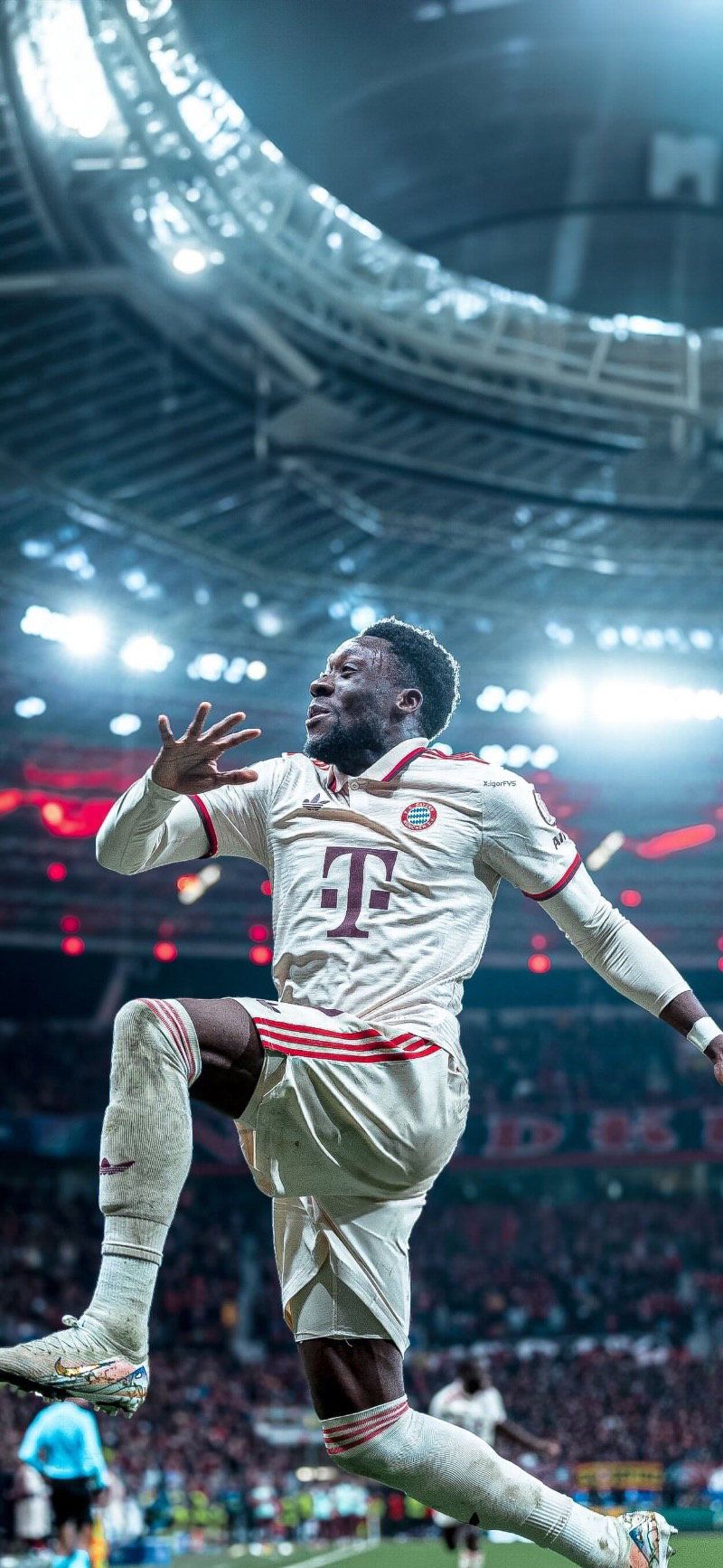 800x1734 Alphonso Davies celebrates for Bayern Munich Football Wallpaper