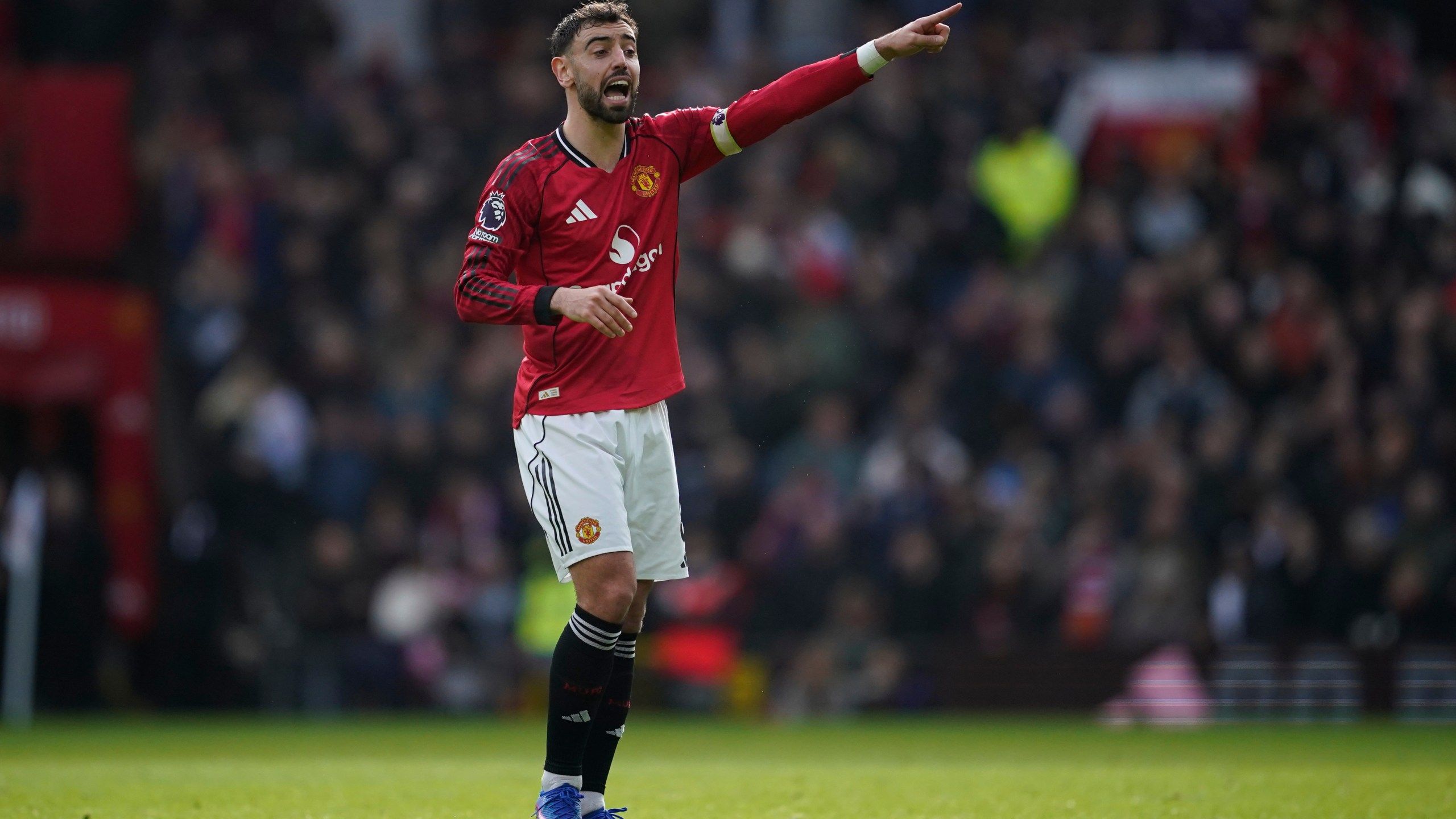 2560x1440 Bruno Fernandes nears assists record as Man United beats Aston Villa 3- Liverpool held by Spurs. KRQE News 13