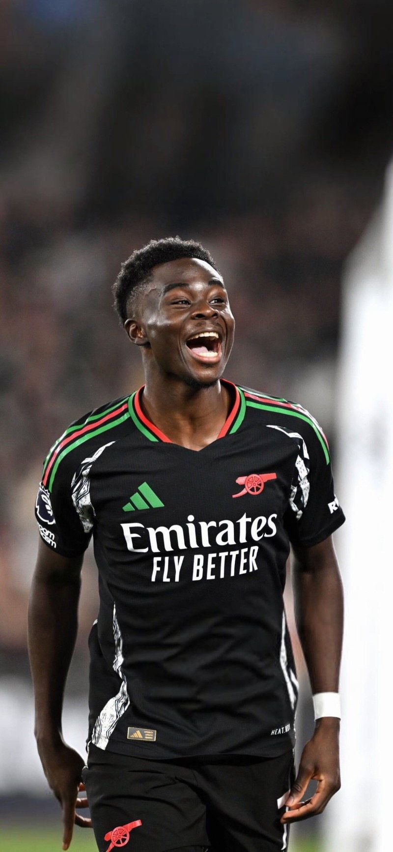 800x1733 Bukayo Saka celebrating for Arsenal Football Wallpaper