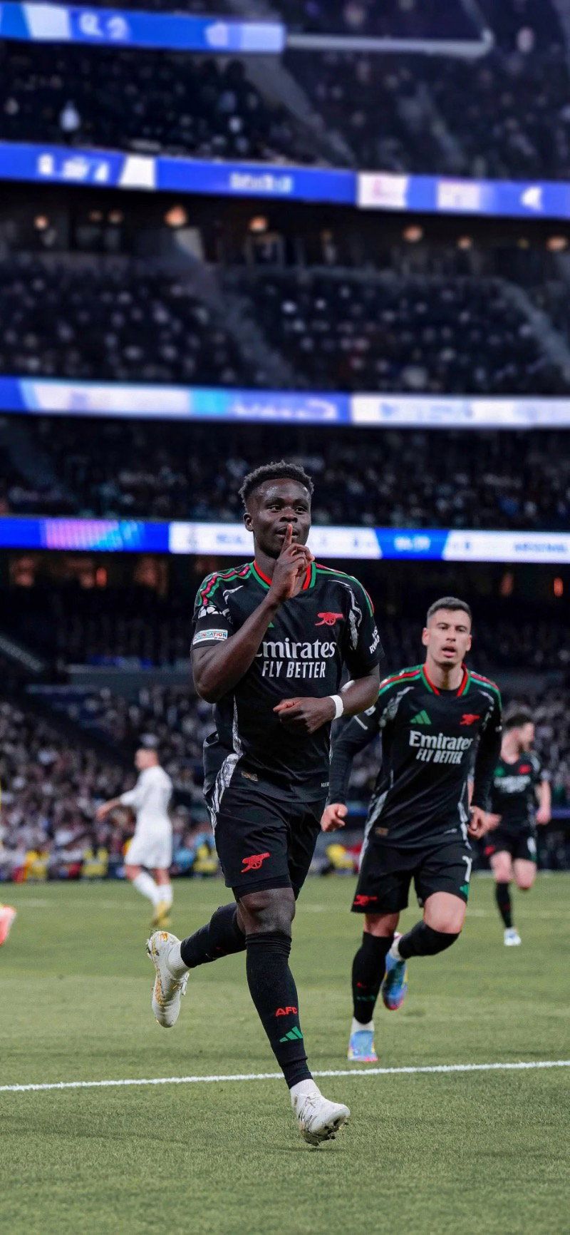 800x1732 Bukayo Saka celebrates for Arsenal in third kit Football Wallpaper