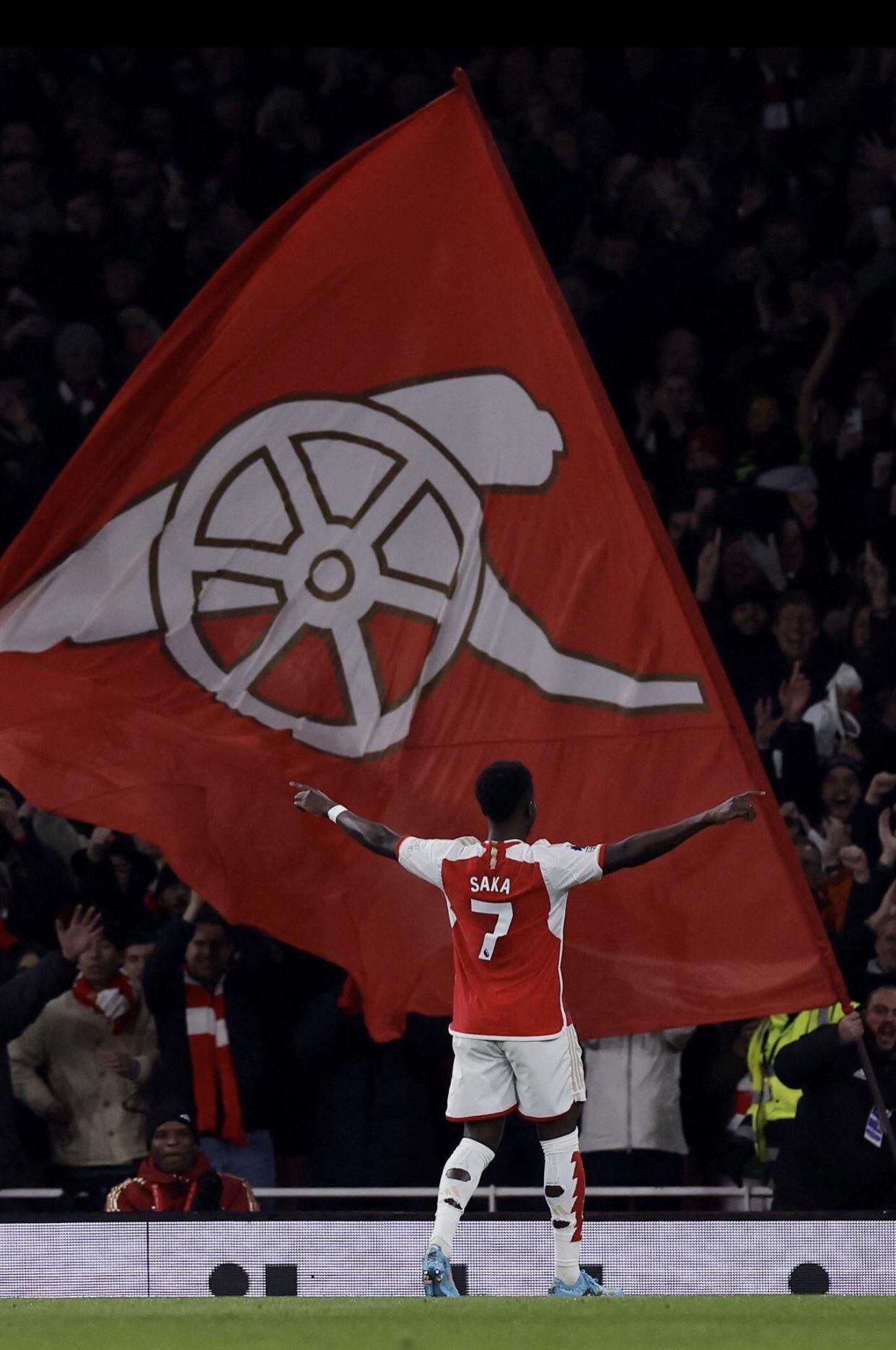 1242x1870 Bukayo Saka In Front Of Flag Wallpaper