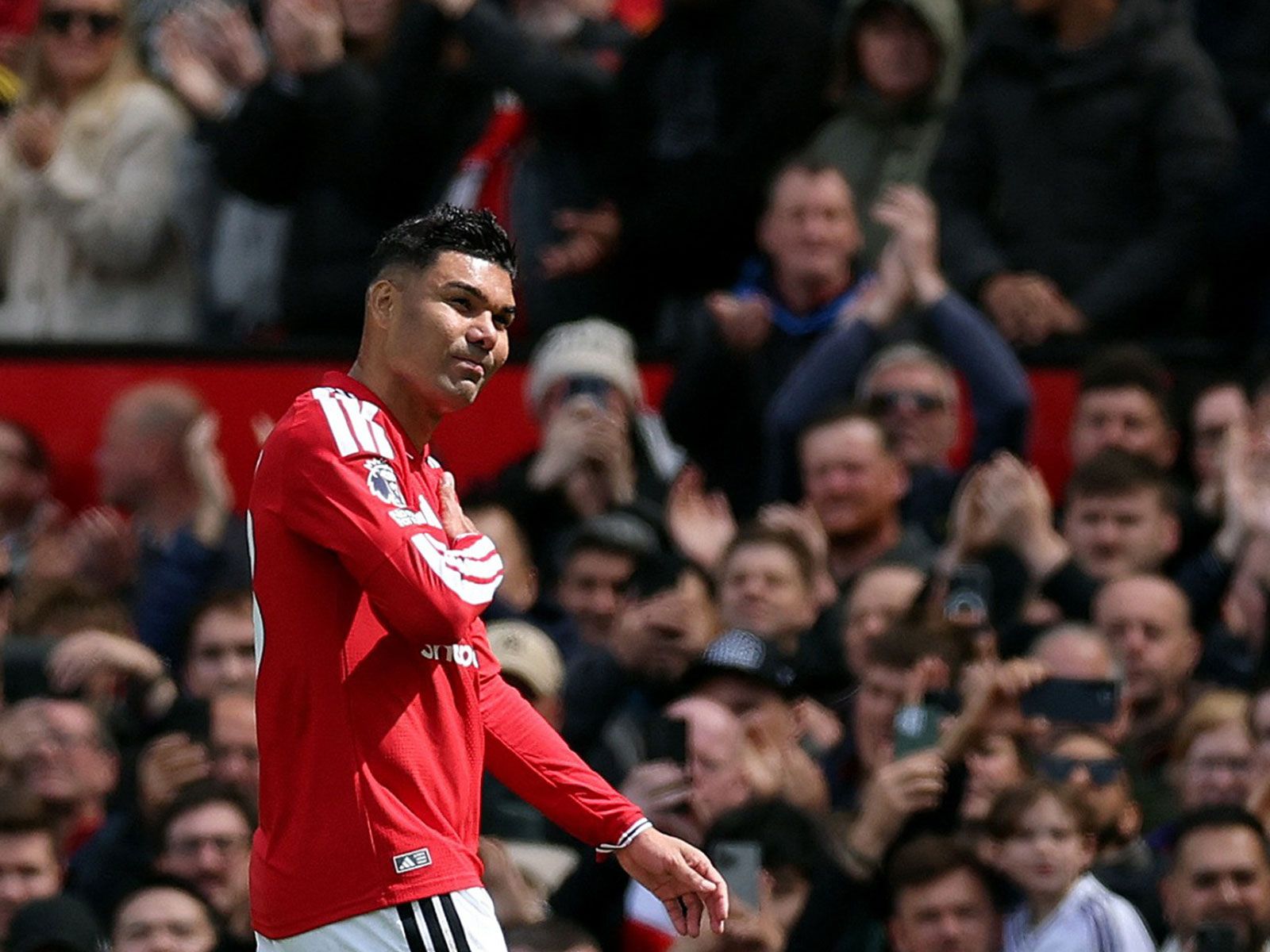 1600x1200 Casemiro thanks fans after final home game for Manchester United