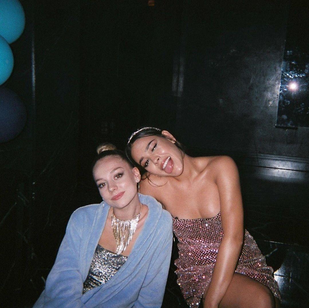 1079x1076 Celebrities