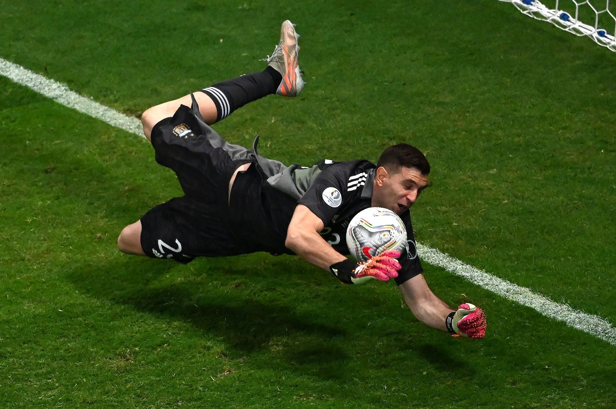 2048x1362 Emiliano Martínez Argentina Wallpaper