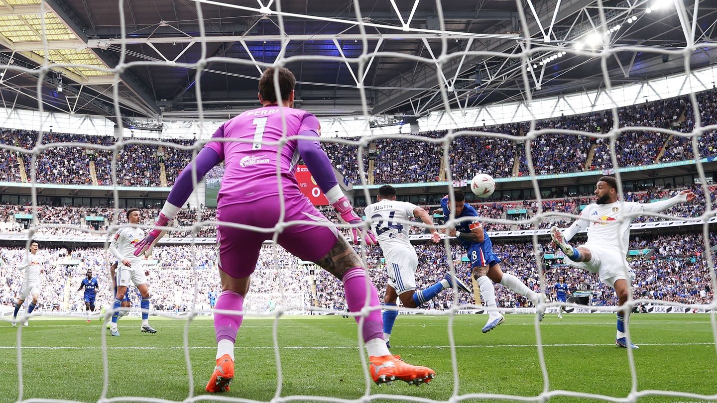 1440x810 Fernandez header guides Chelsea into FA Cup final