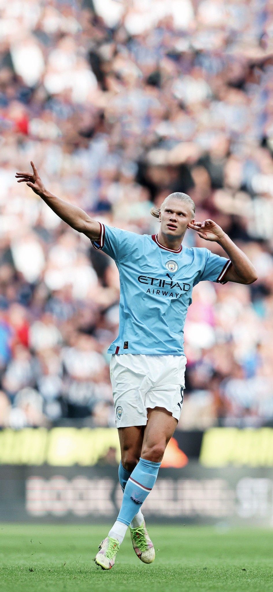 945x2048 Erling Haaland Man City Wallpaper