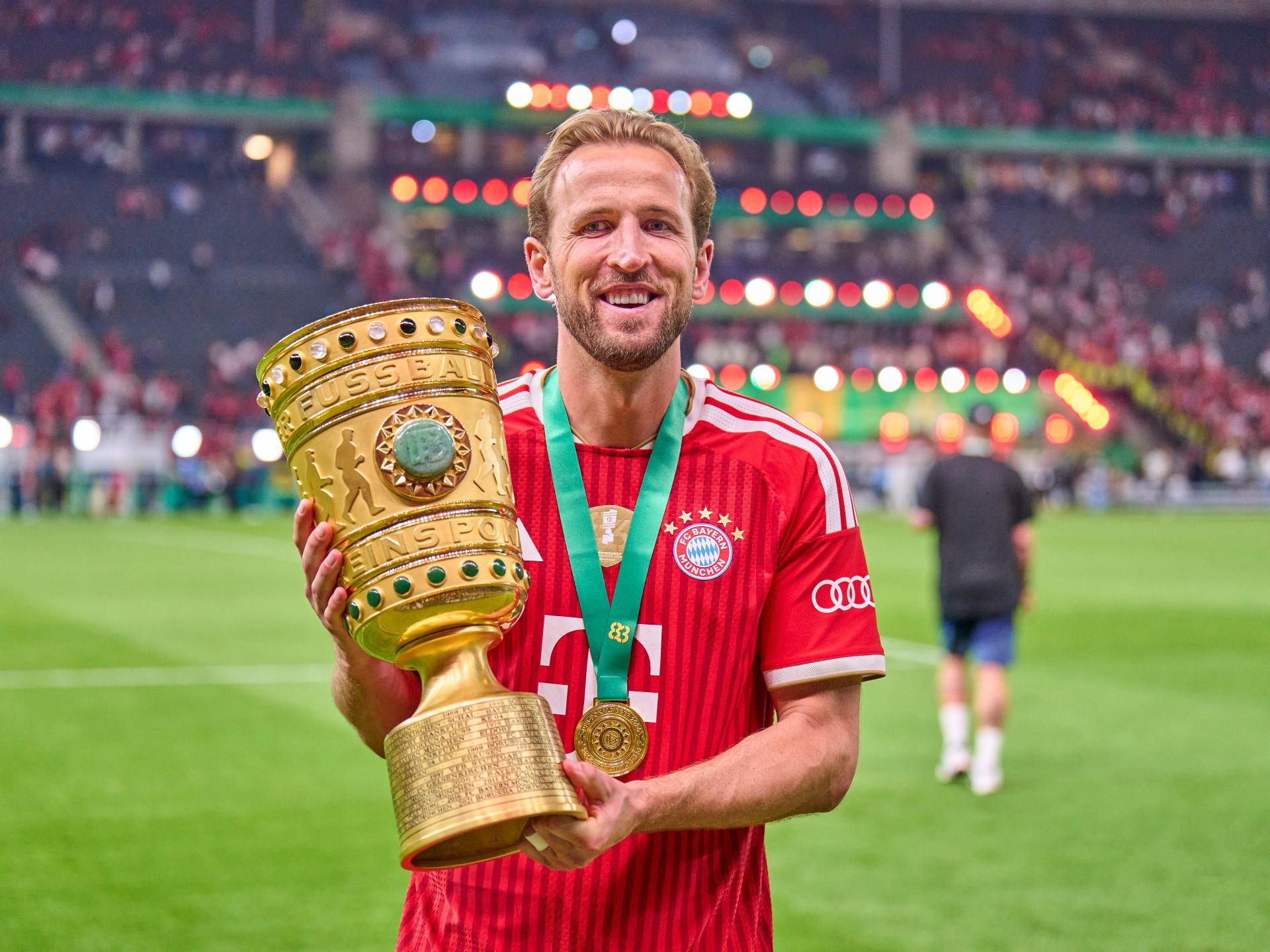 1920x1440 Bayern Munich boss takes hilarious dig at Barcelona over Harry Kane transfer hunt as he calls star 'best signing ever'