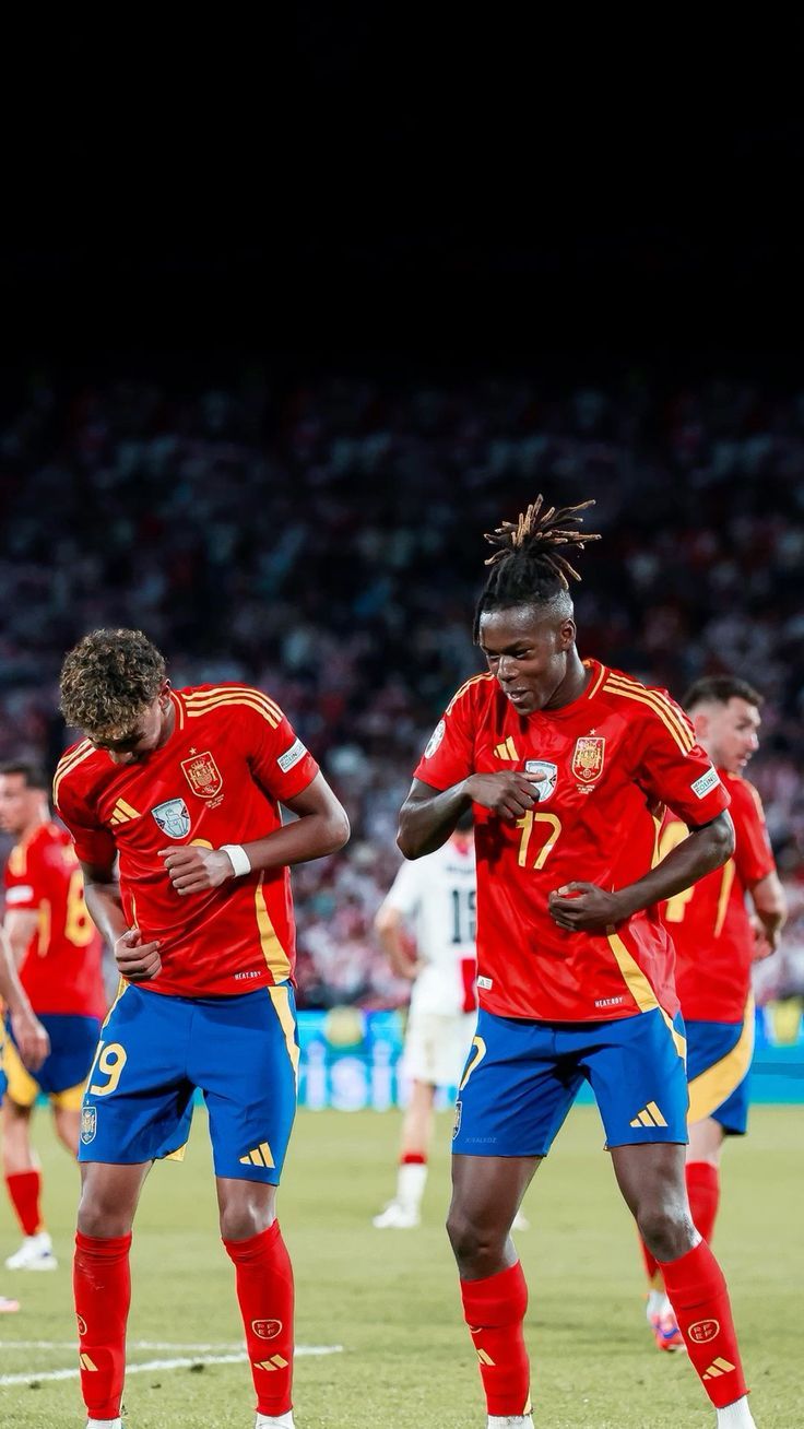 736x1308 Nico Williams And Lamine Yamal Wallpaper