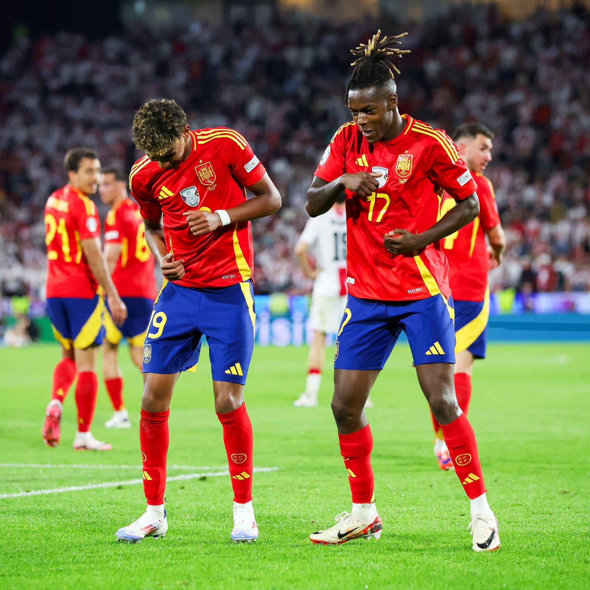 2048x2048 Nico Williams And Lamine Yamal Wallpaper