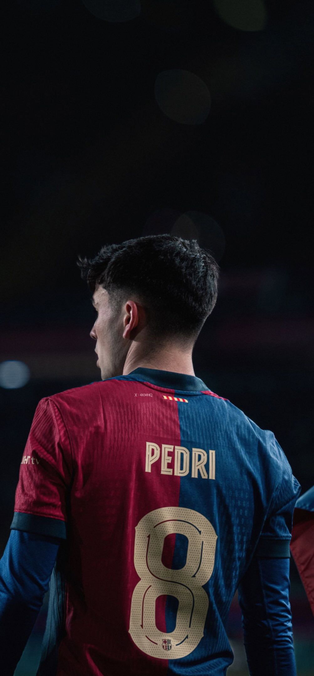 1002x2160 Pedri of FC Barcelona from behind Football Wallpaper