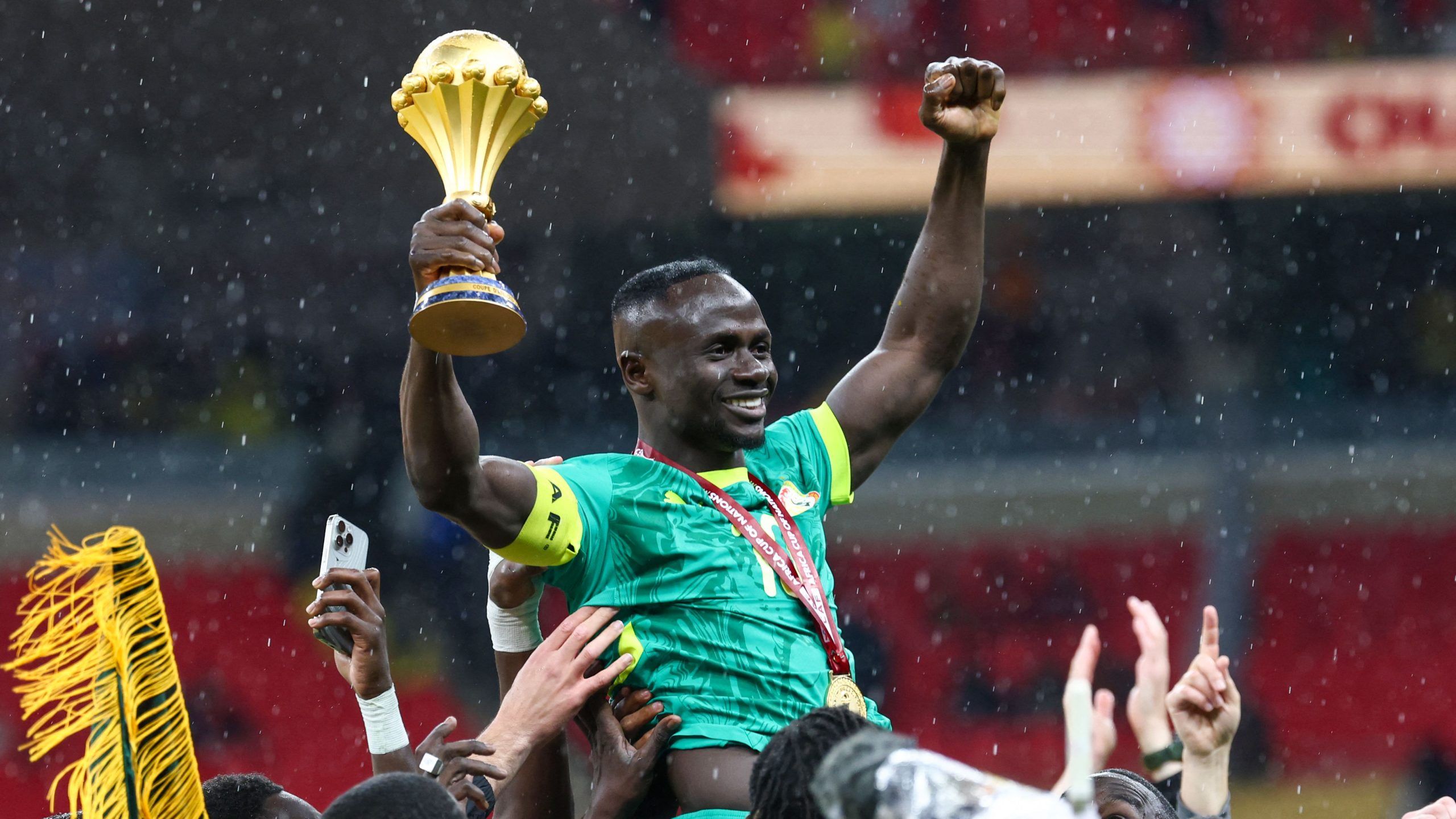 2560x1440 Cristiano Ronaldo, Al Nassr Give Sadio Mane After Senegal's AFCON Triumph