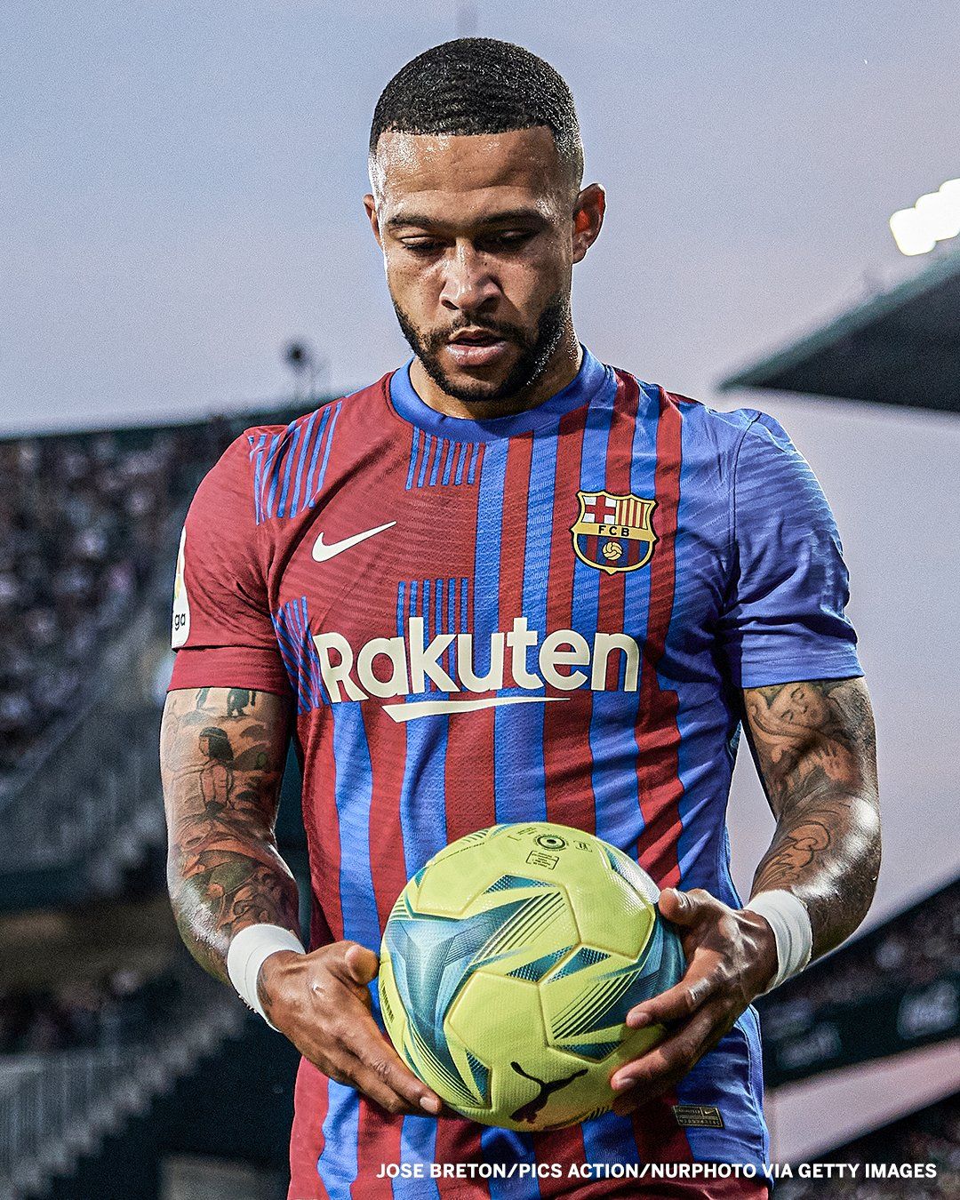 1080x1350 Memphis Depay 2022 Wallpaper