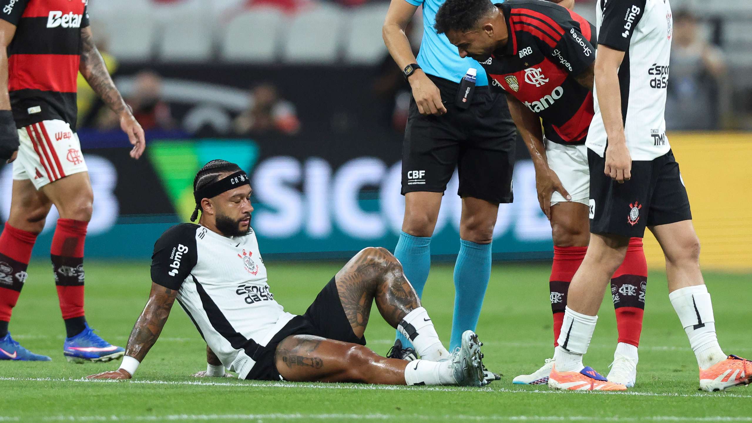 2560x1440 Memphis Depay Faces SIX GAME Ban As Court Files Complaint After Corinthians Star Spotted Using Phone On The Bench. Goal.com US