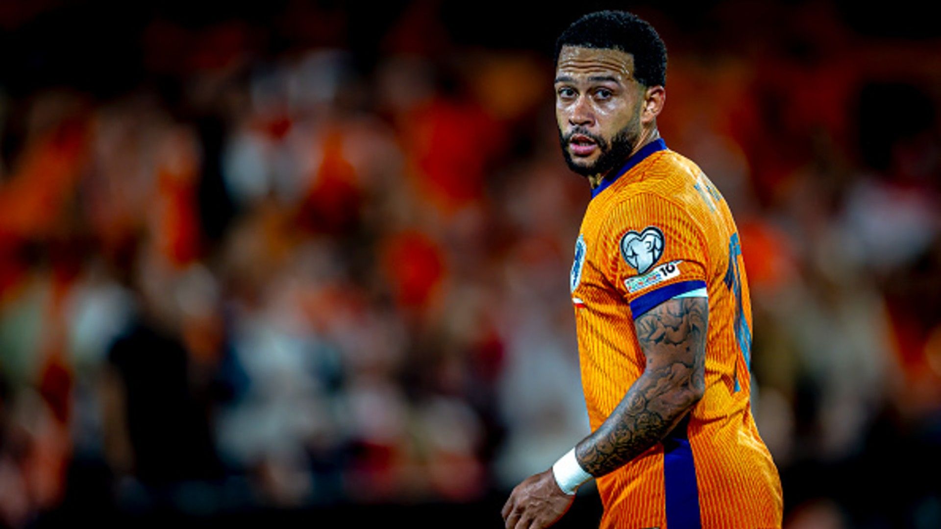 1920x1080 Caught: Memphis Depay Was Playing on His Phone on the Bench During a Match Between Corinthians and Flamengo