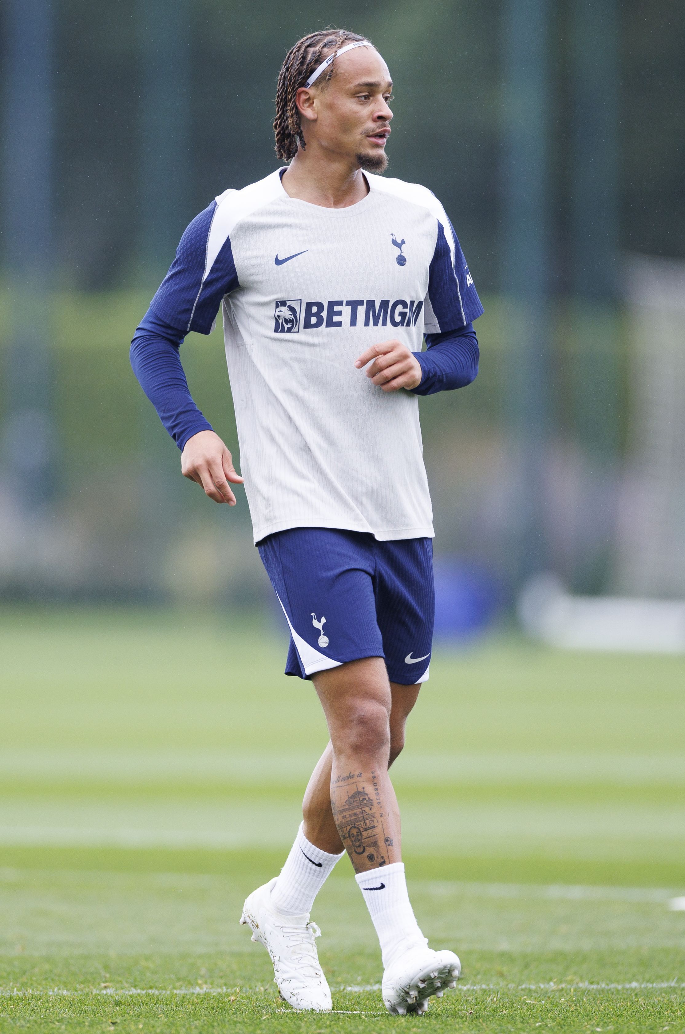 2228x3362 Gallery. First training session in the bag for Xavi Simons!