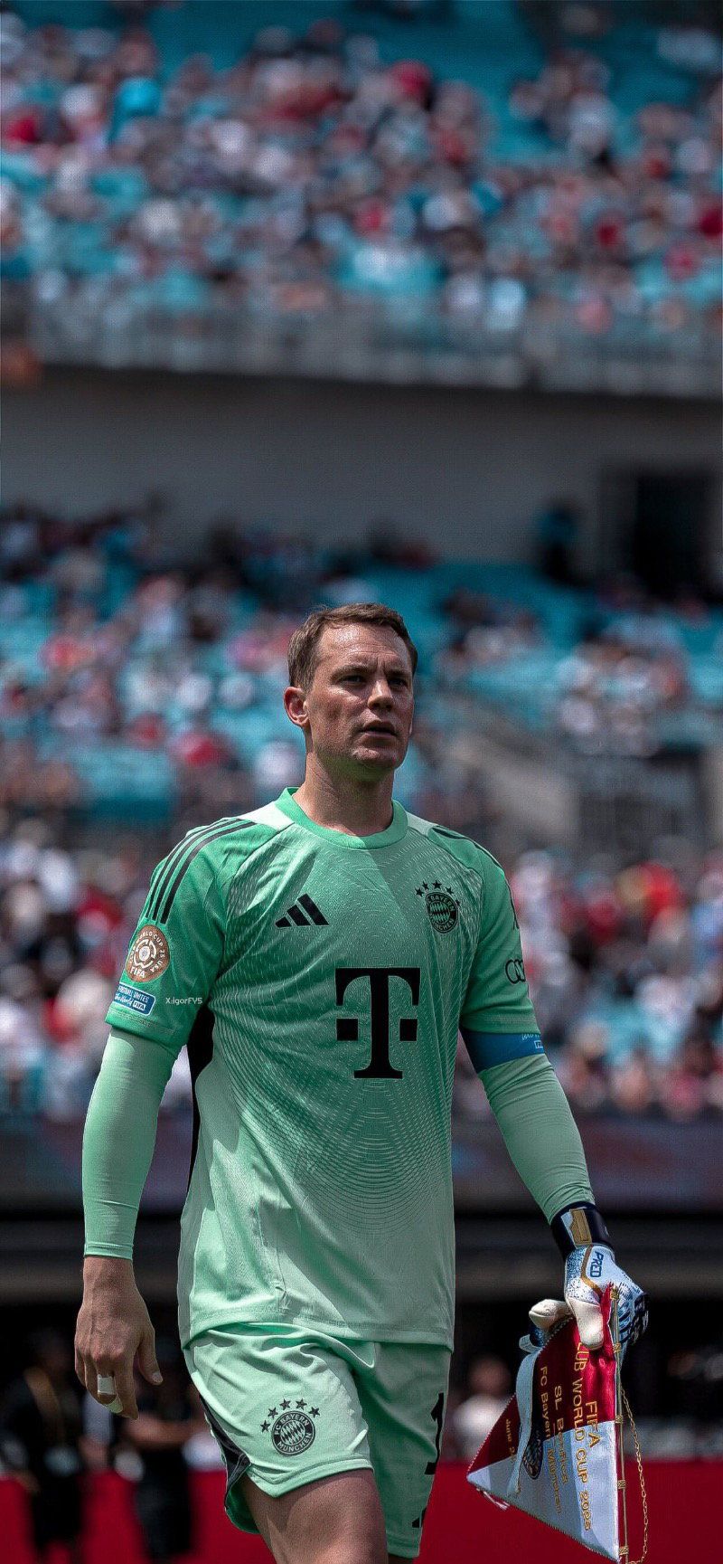 800x1729 Manuel Neuer in Bayern Munich GK kit Football Wallpaper