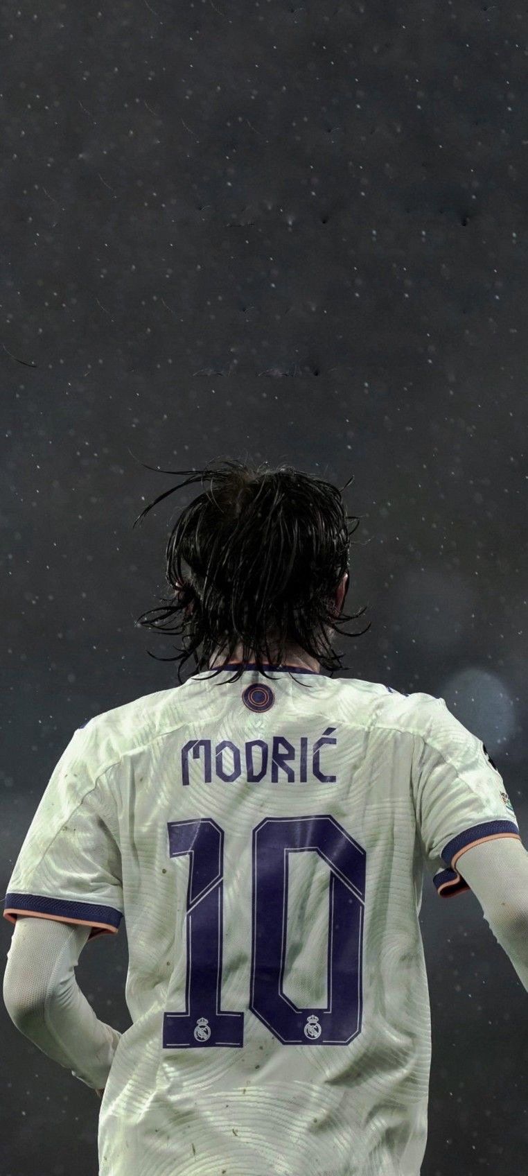 762x1696 Luka Modrić in Real Madrid rainy match Football Wallpaper