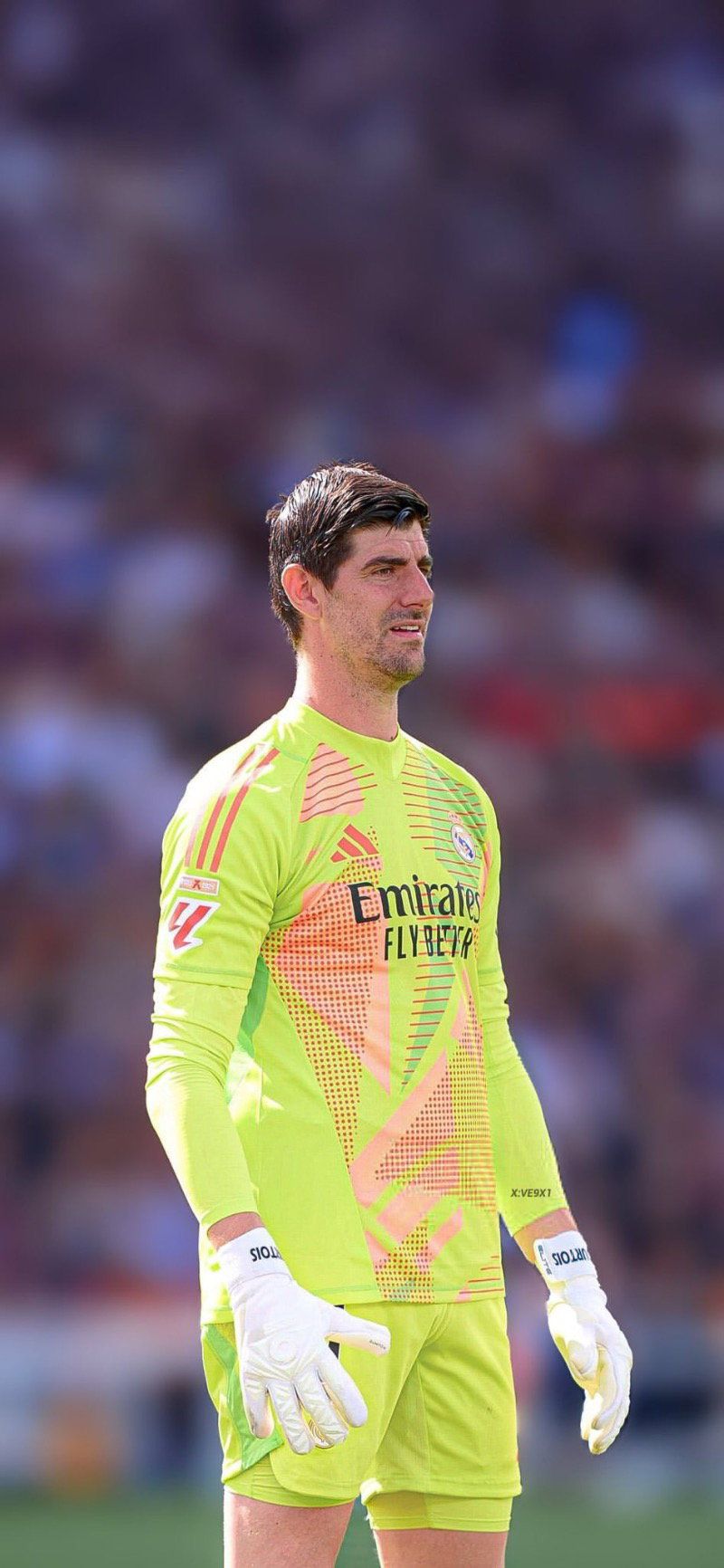 800x1732 Thibaut Courtois in Real Madrid GK Kit Football Wallpaper