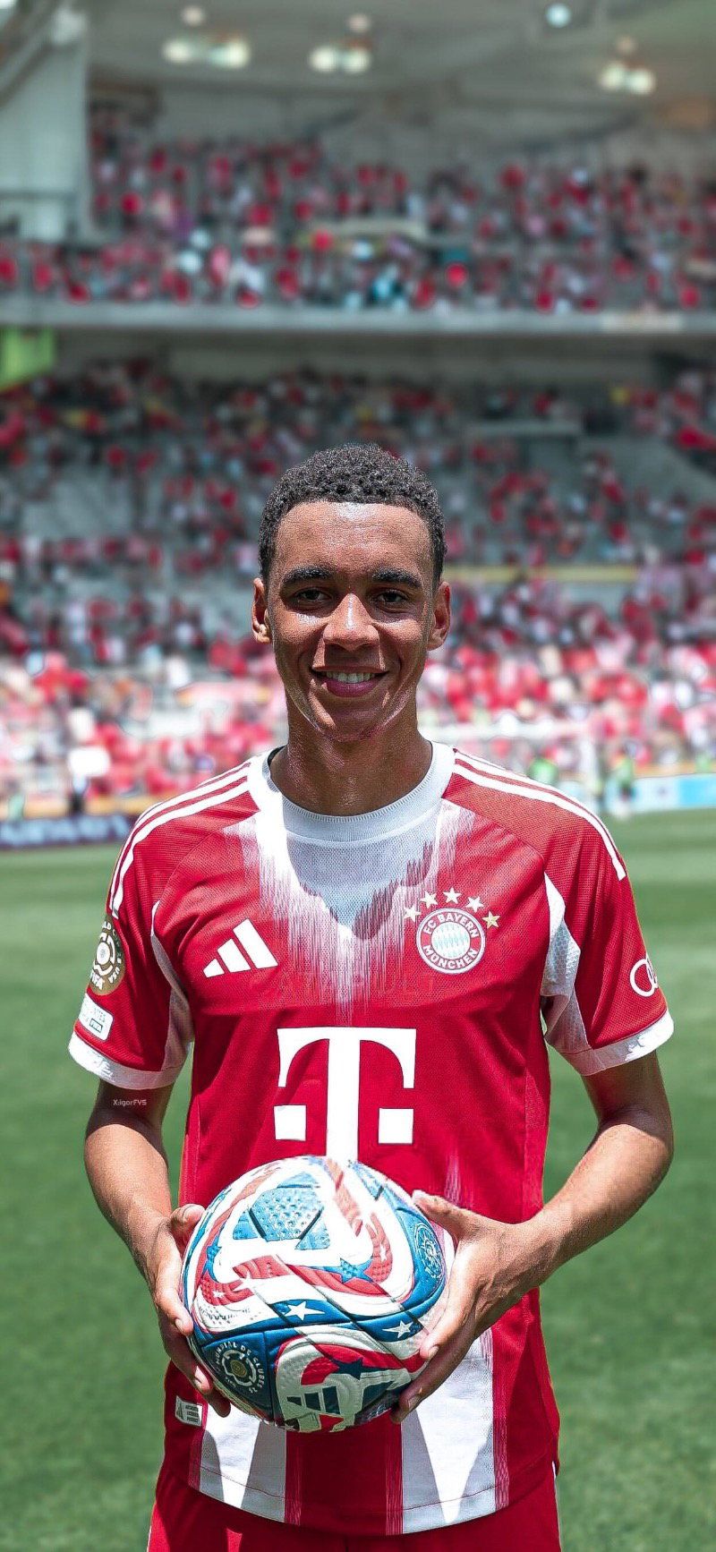 800x1734 Jamal Musiala portrait with Bayern Munich Football Wallpaper
