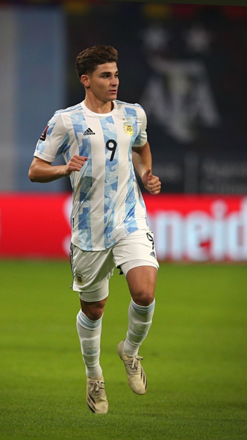828x1472 Julián Álvarez World Cup Wallpaper