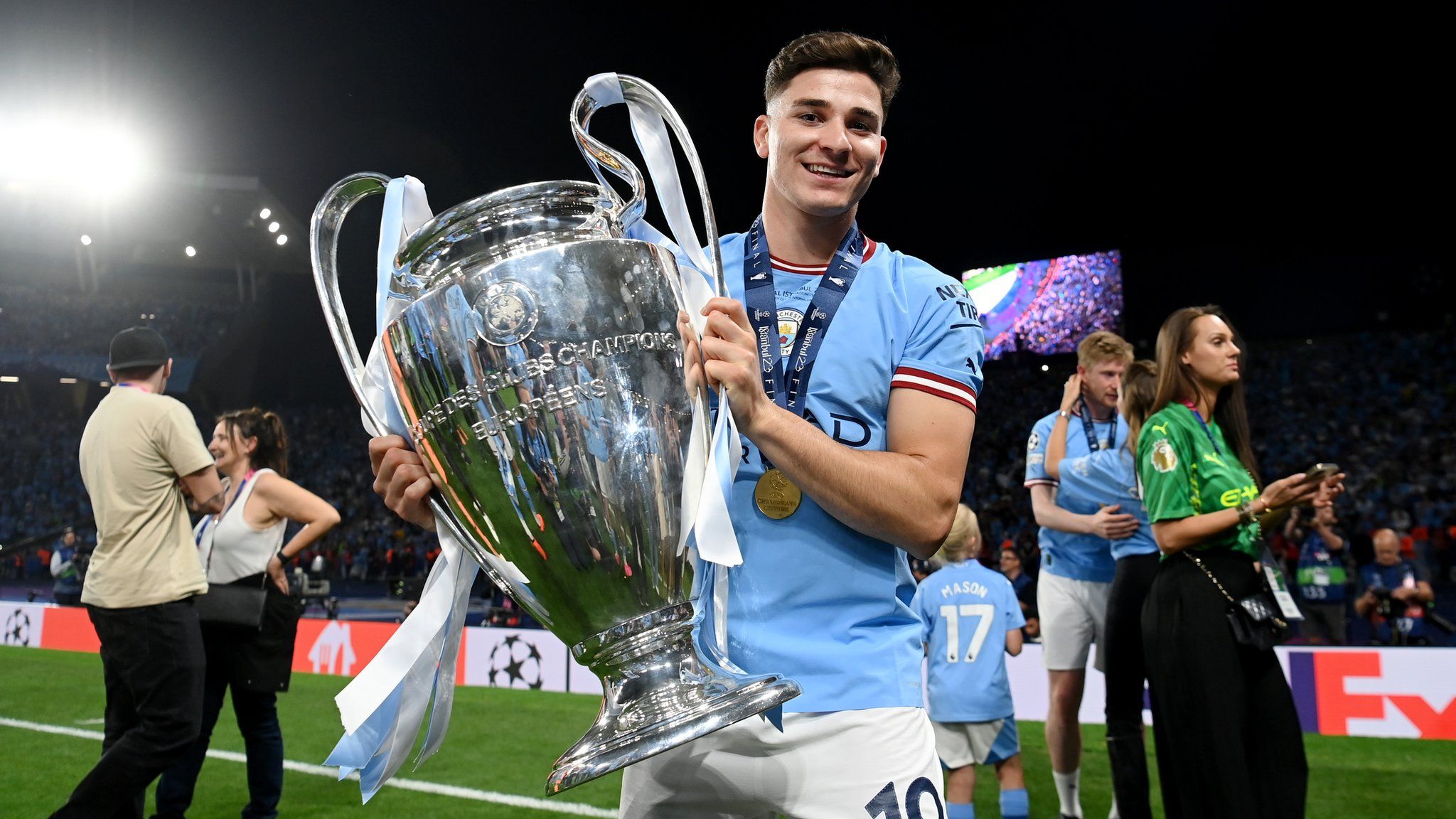 2048x1152 Julian Alvarez: Manchester City striker makes history with Champions League win
