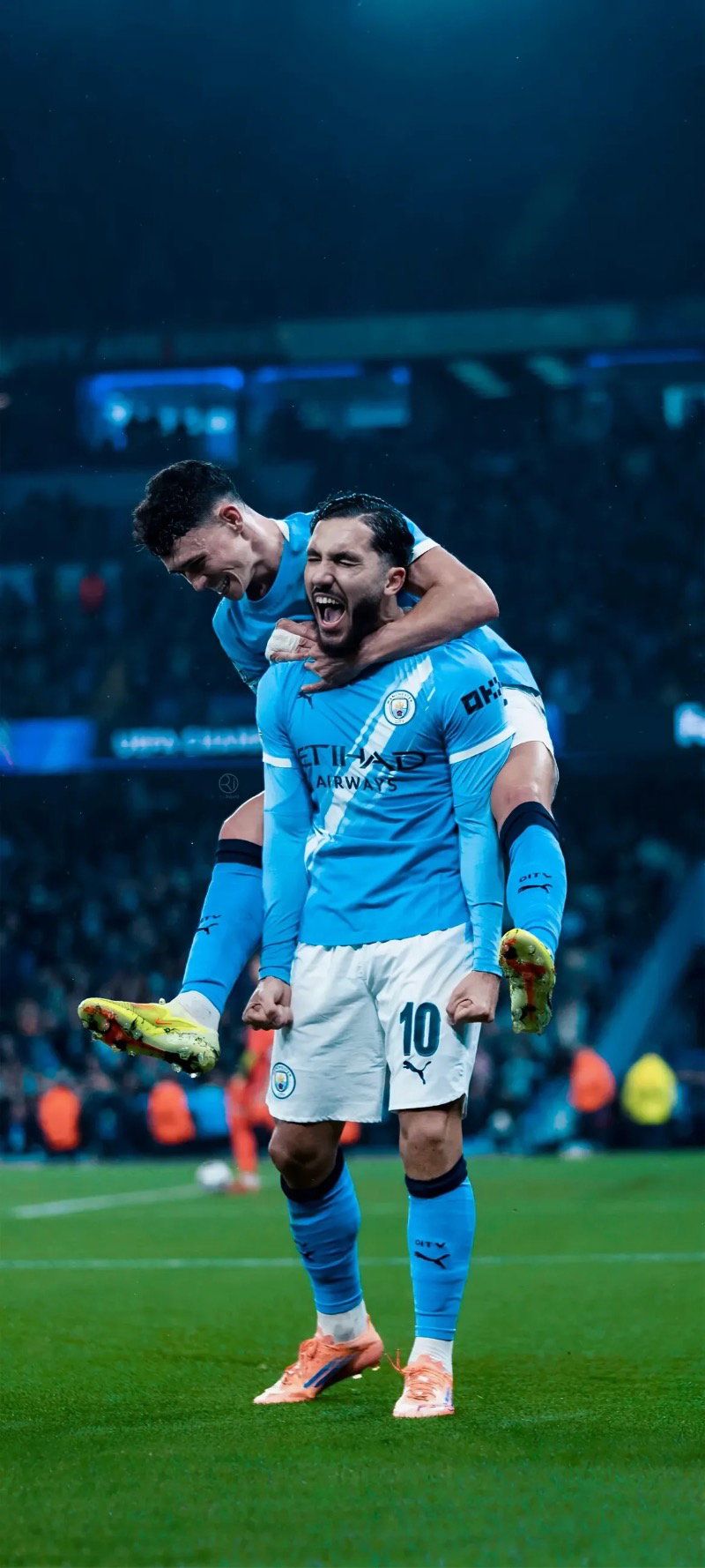 800x1778 Agüero and Foden celebrate for Manchester City Football Wallpaper