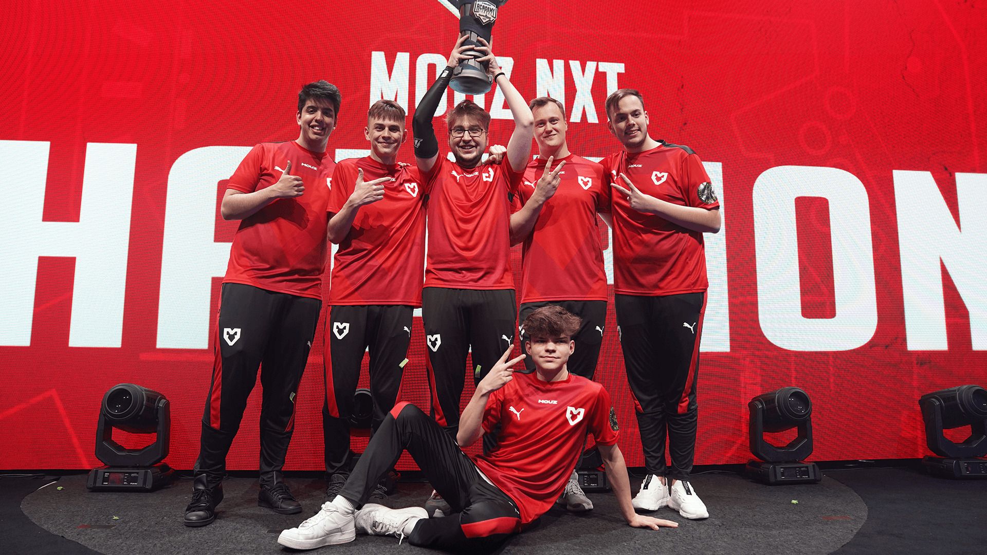 1920x1080 Successful November for MOUZ