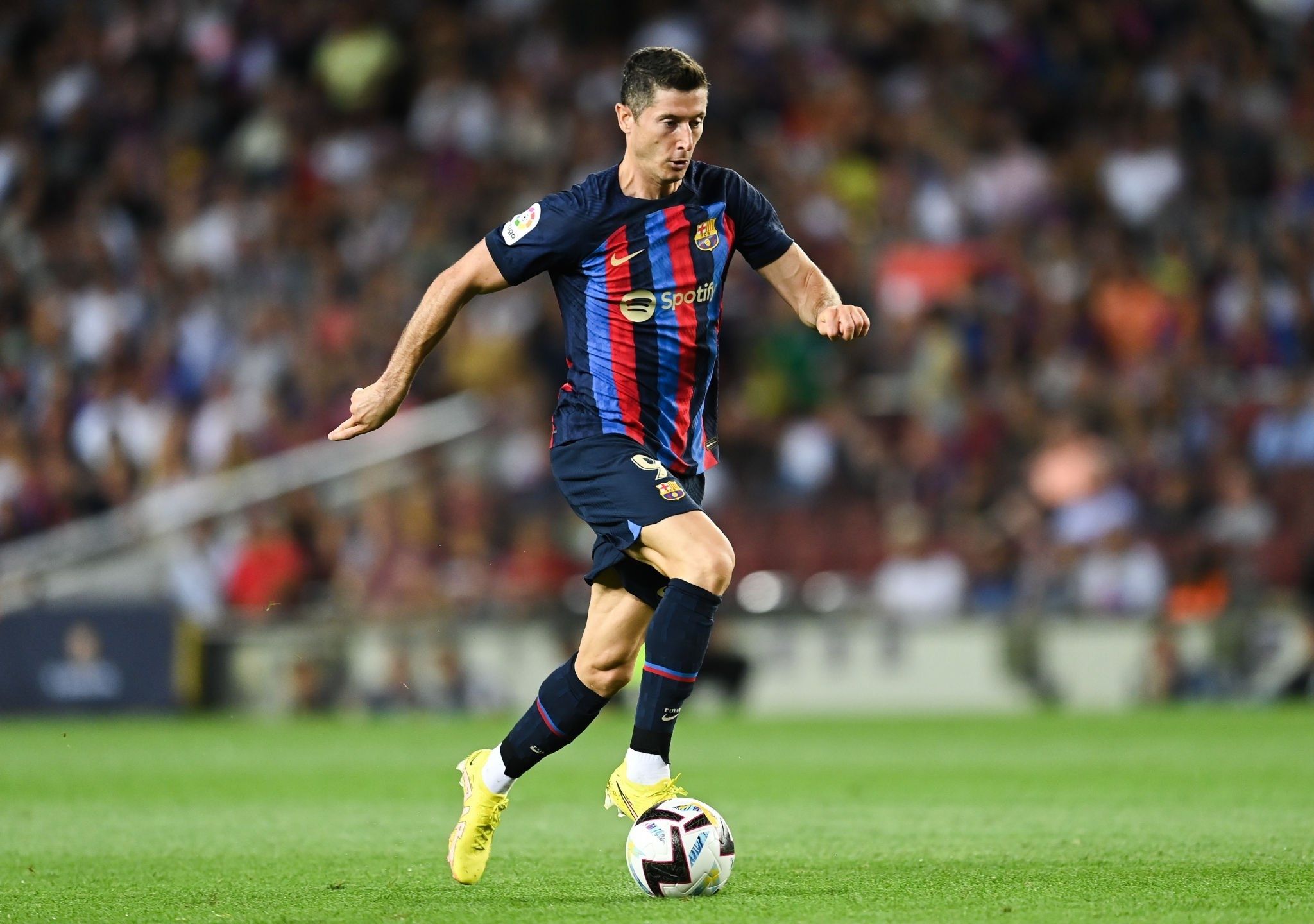 2048x1440 Robert Lewandowski Barcelona 4k Wallpaper