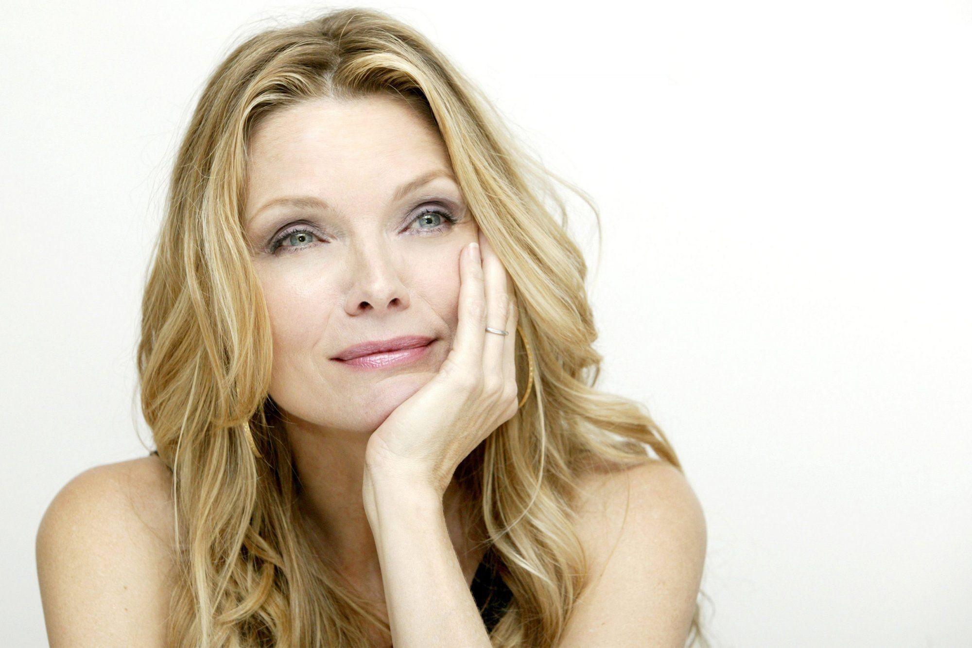 2000x1333 Michelle Pfeiffer Wallpaper