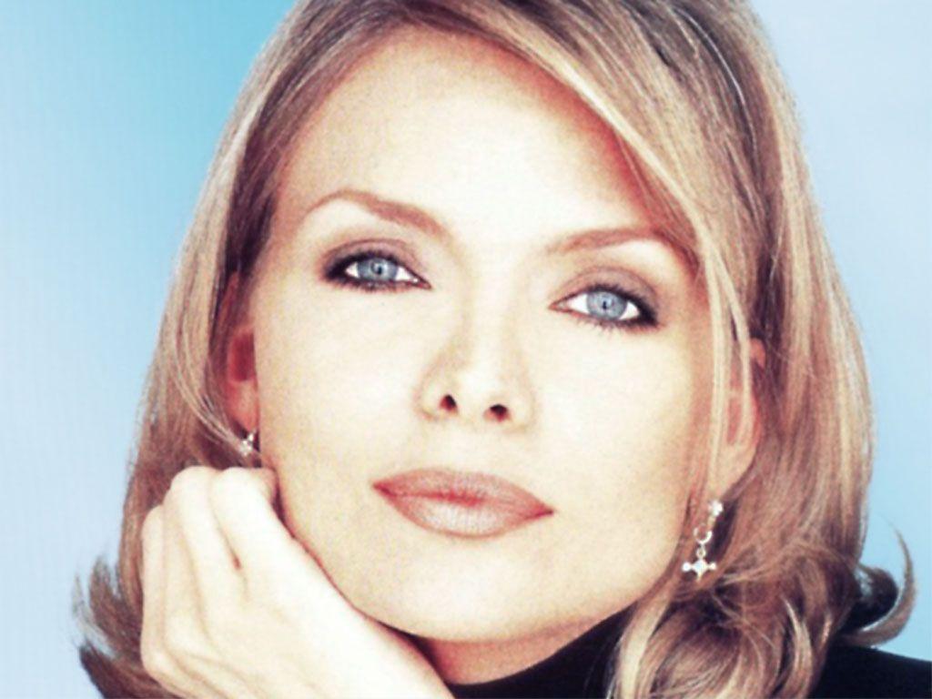 1024x768 Michelle Pfeiffer wallpaperx768
