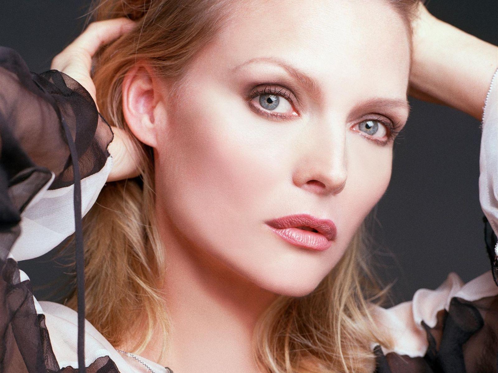 1600x1200 Michelle Pfeiffer Wallpaper HD