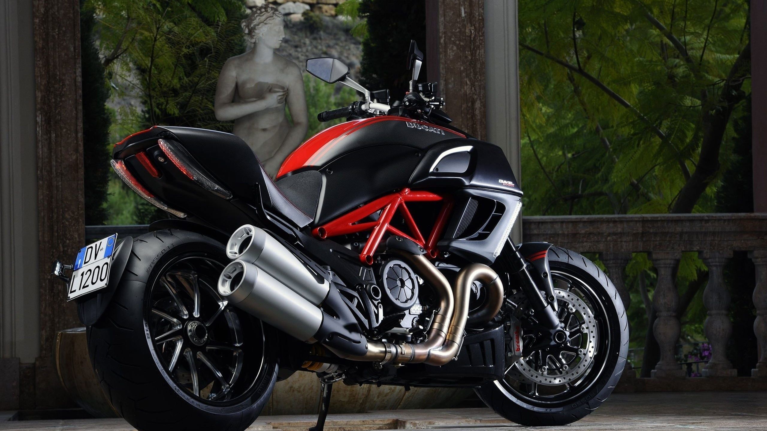 2560x1440 Ducati Diavel Wallpaper
